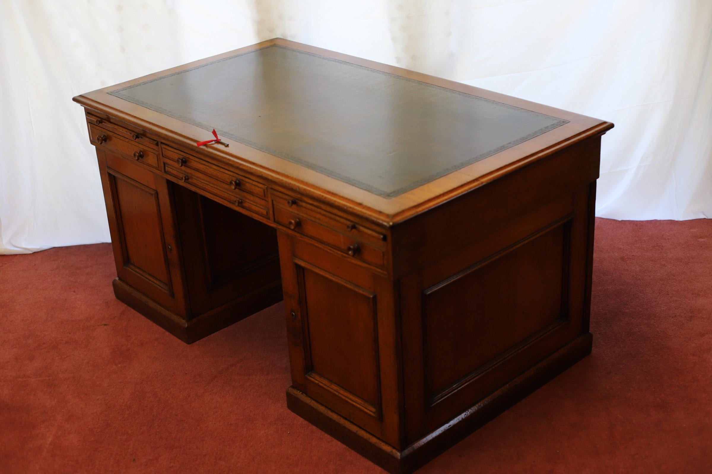 Stunning Mid-Victorian Oak Twin Pedestal Partners Desk For Sale 7