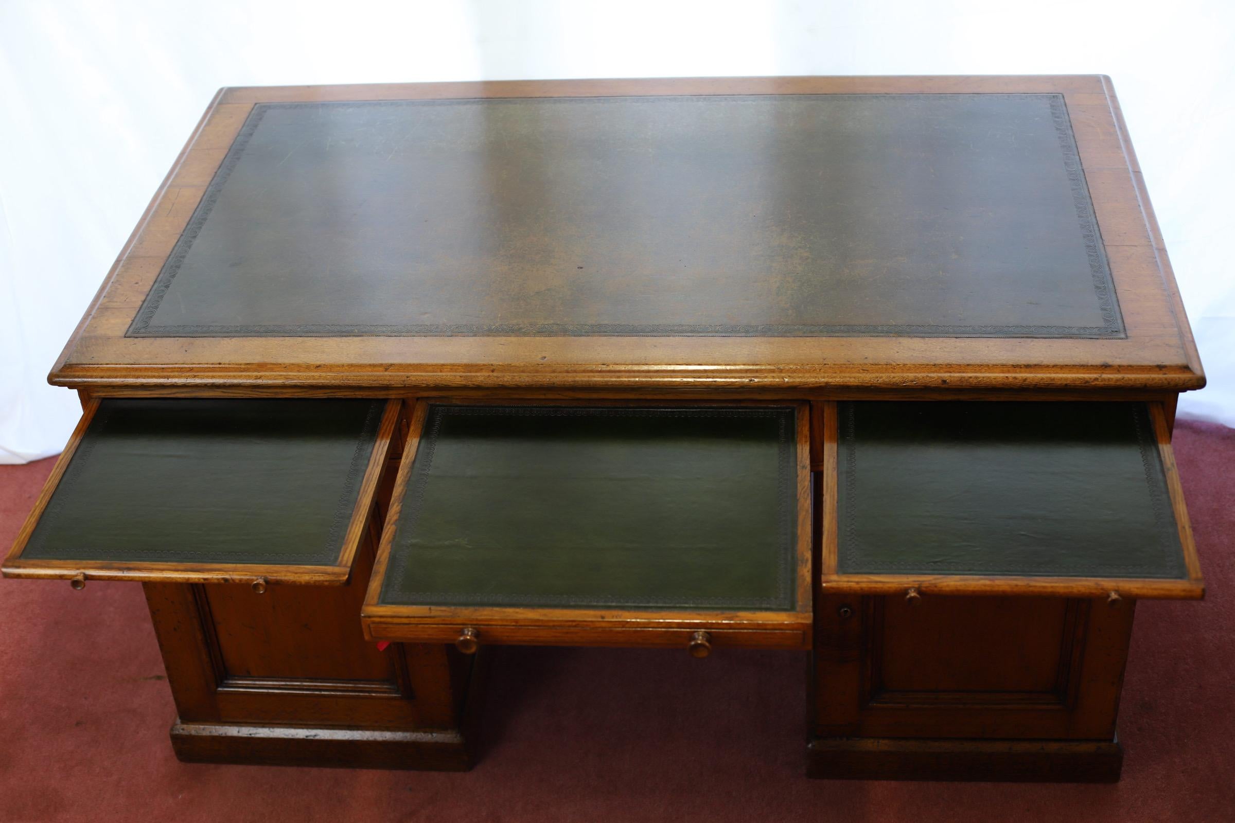 Stunning Mid-Victorian Oak Twin Pedestal Partners Desk For Sale 13