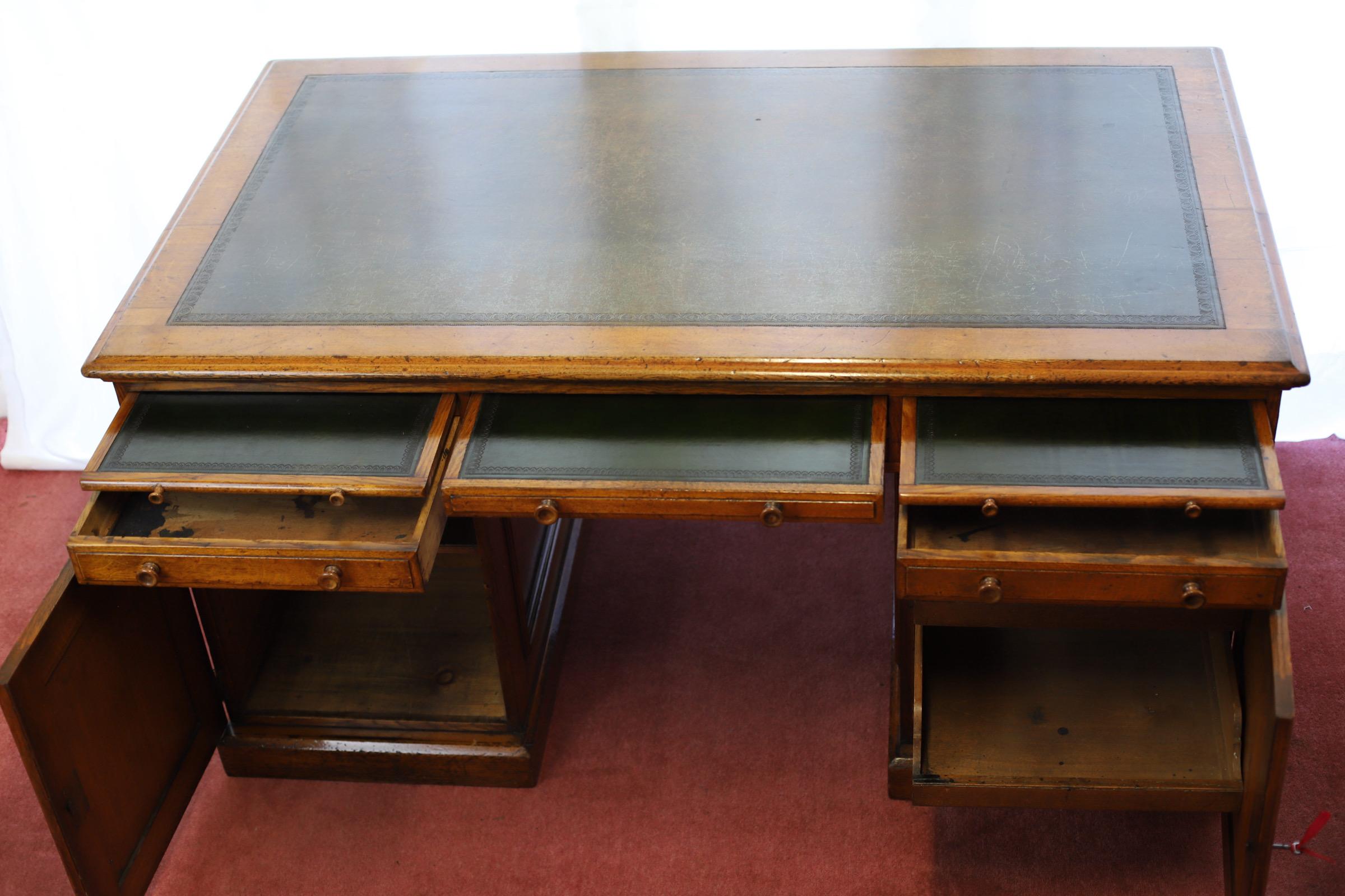 Stunning Mid-Victorian Oak Twin Pedestal Partners Desk In Good Condition For Sale In Crawley, GB
