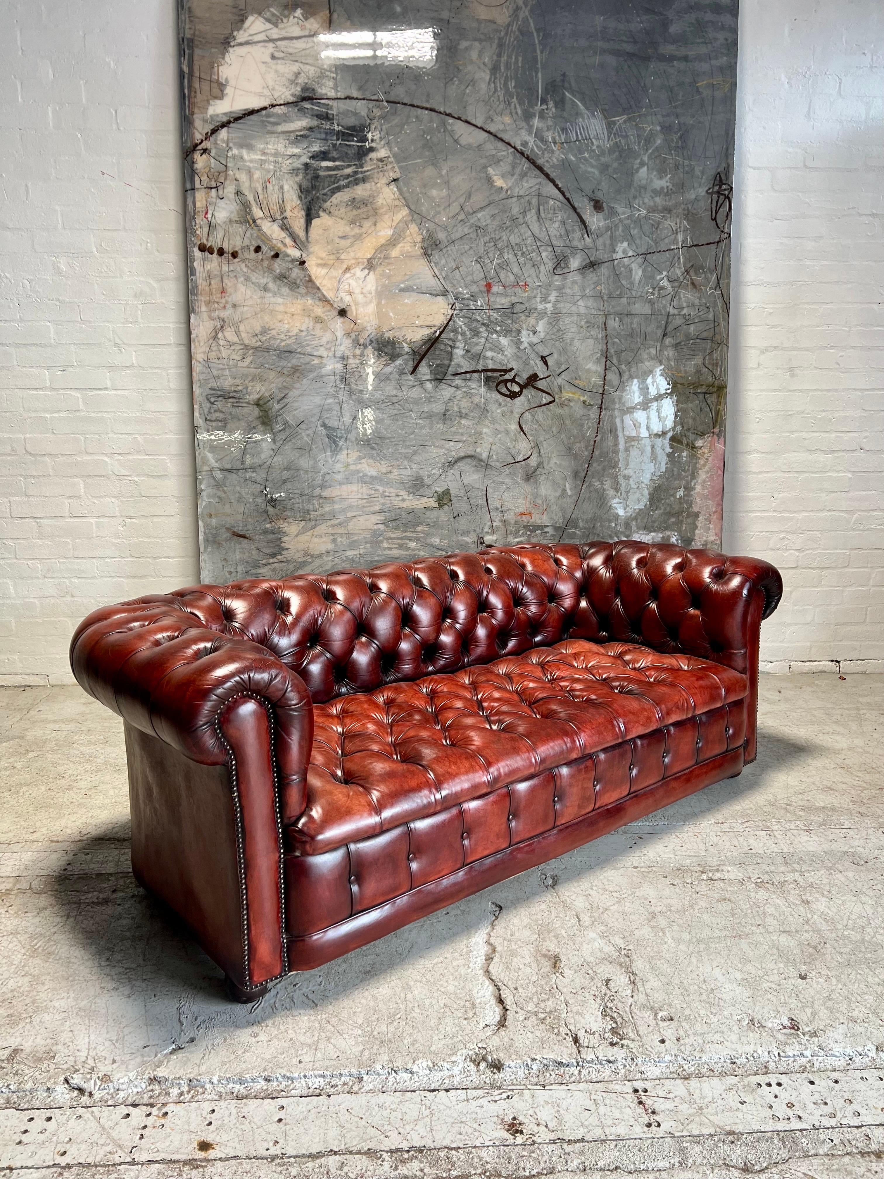 Stunning MidC Chesterfield Sofa in Hand Dyed Leathers In Good Condition For Sale In London, GB