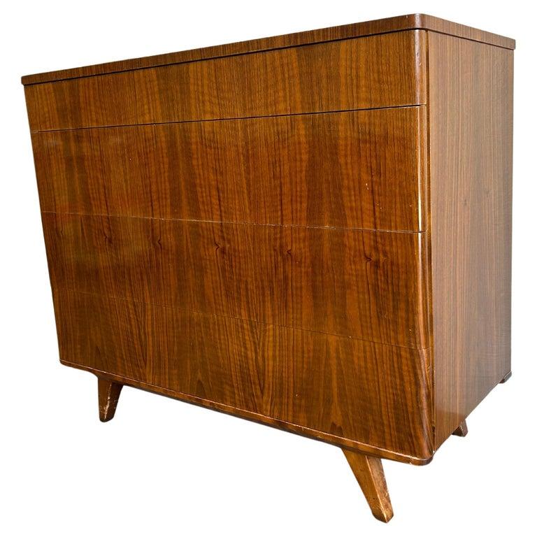 Splendido comò a 4 cassetti in impiallacciatura di teak di inizio secolo realizzato in Svezia. Bellissimo comò di metà secolo in stile early deco. La struttura dei cassetti in legno di betulla bionda è pulita e scorrevole. Il design è eccezionale: i