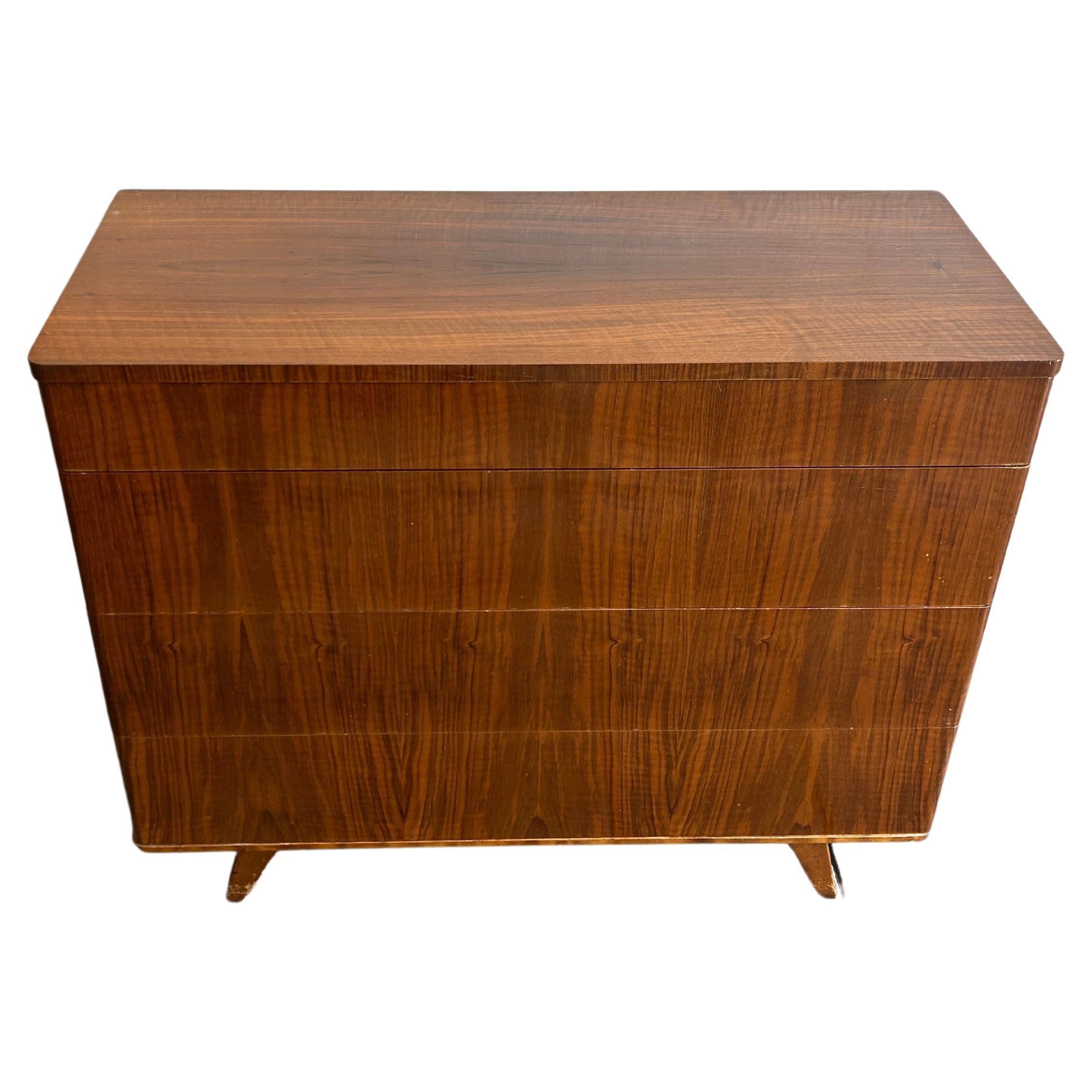 Atemberaubende Midcentury 4 Schublade Teak Kommode Made in Sweden im Zustand „Gut“ im Angebot in BROOKLYN, NY