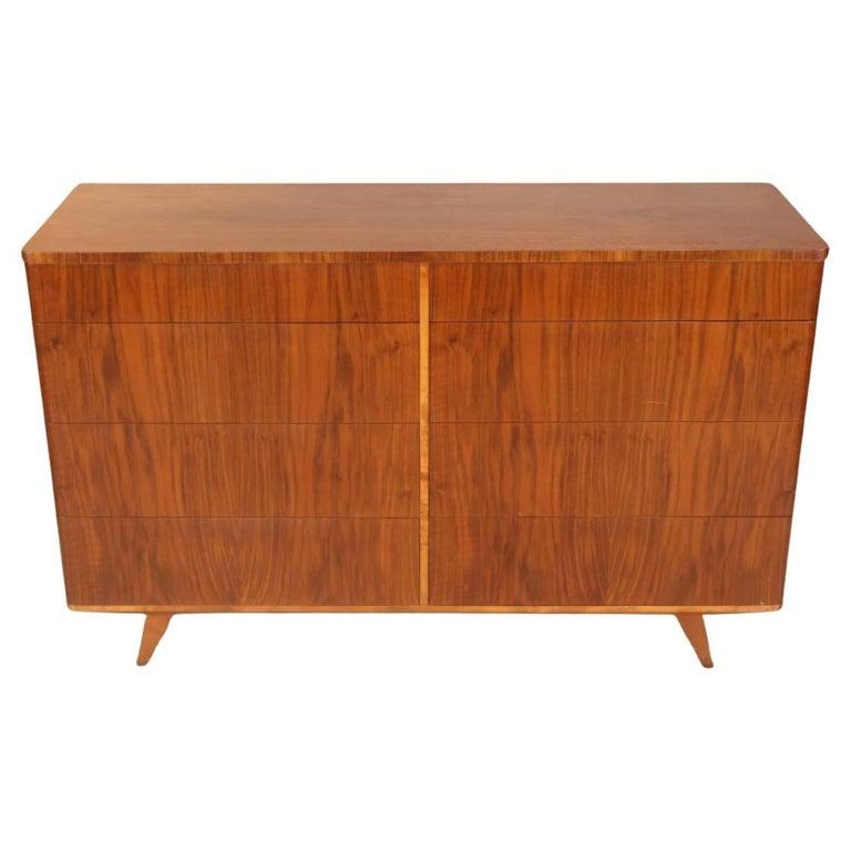Splendido comò a 8 cassetti in impiallacciatura di teak di inizio secolo realizzato in Svezia. Bellissimo comò di metà secolo in stile early deco. La struttura dei cassetti in legno di betulla bionda è pulita e scorrevole. Il design è eccezionale: i