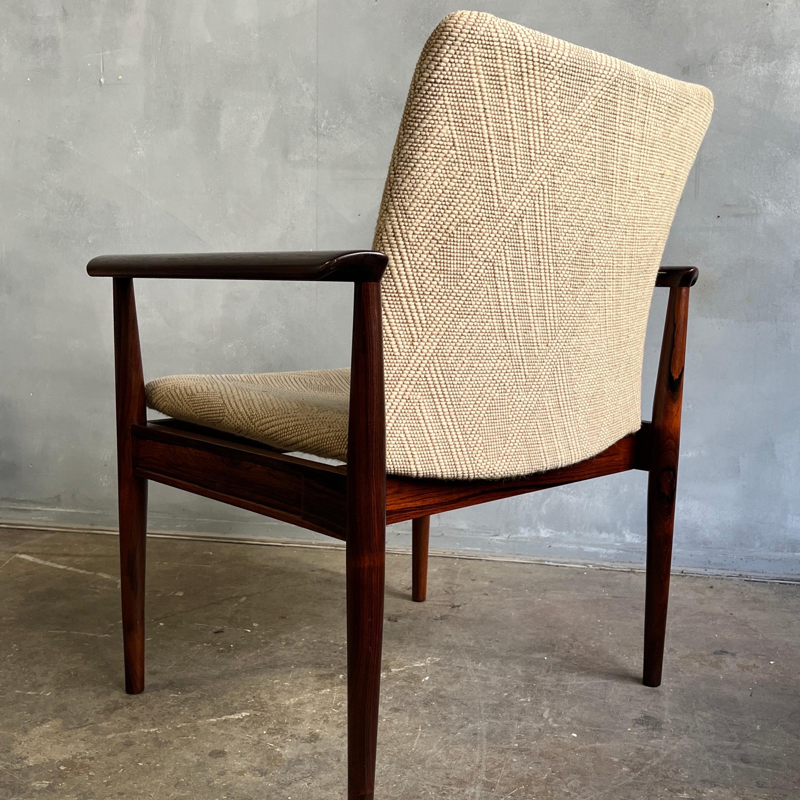 Danois Superbe fauteuil du milieu du siècle dernier en bois de rose de Finn Juhl en vente