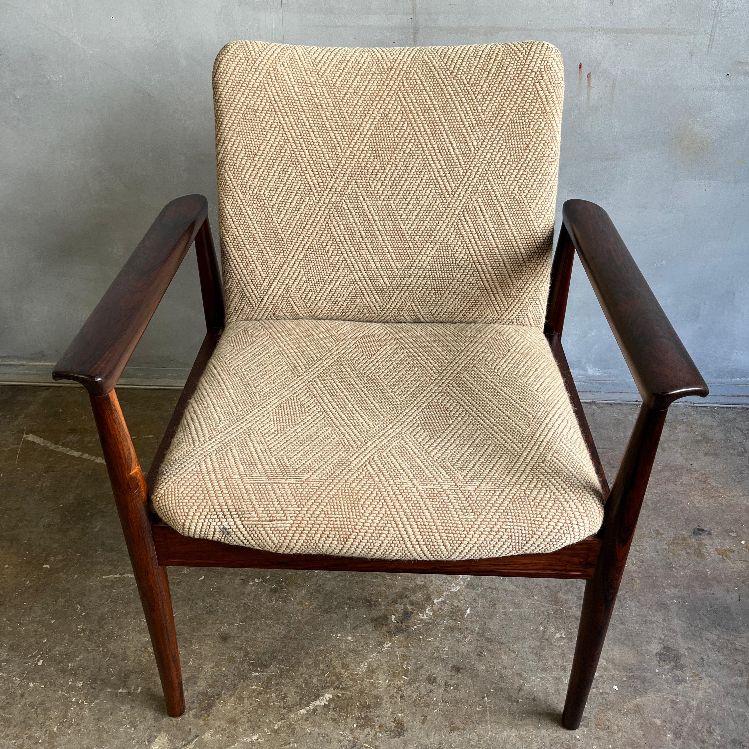 20ième siècle Superbe fauteuil du milieu du siècle dernier en bois de rose de Finn Juhl en vente