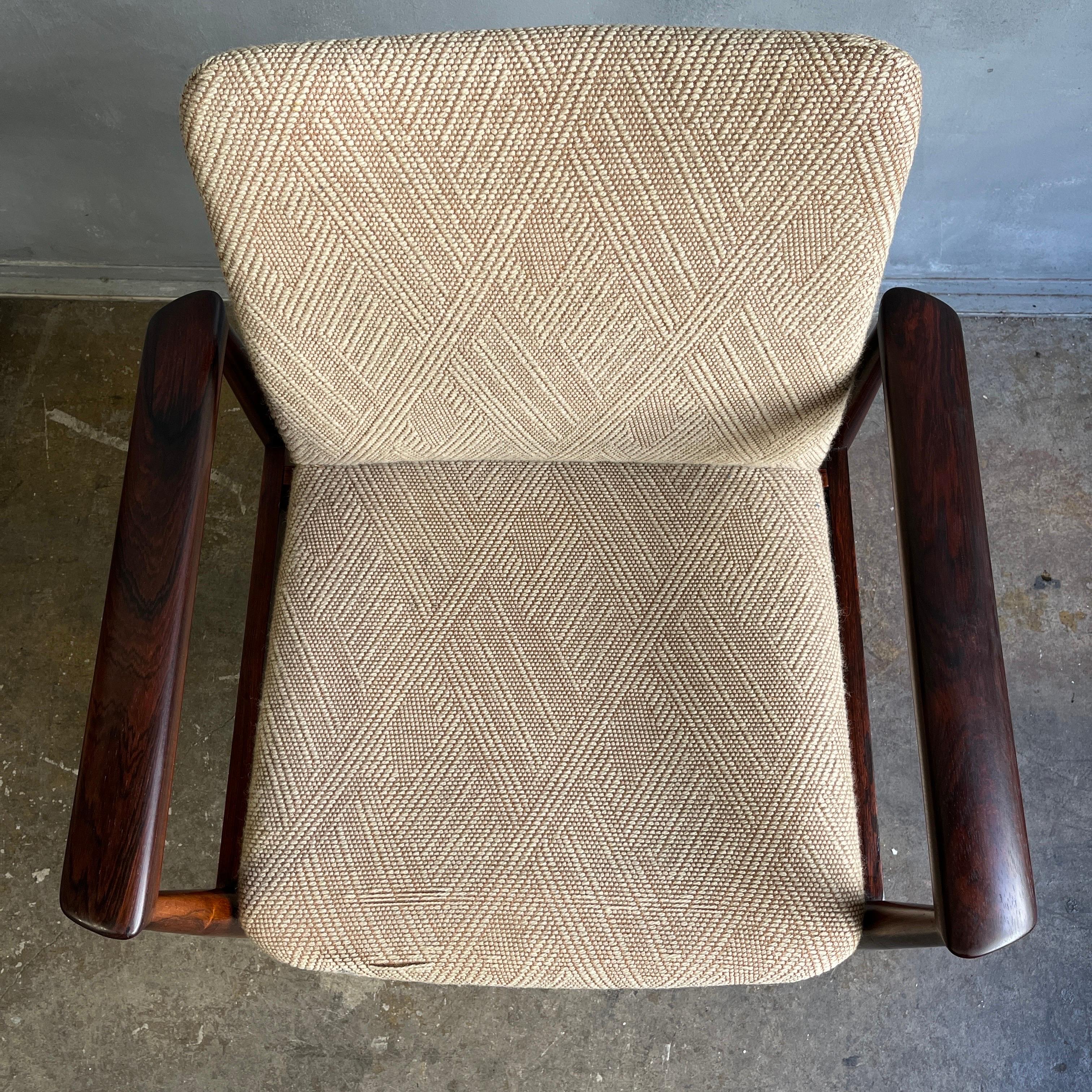 Tissu d'ameublement Superbe fauteuil du milieu du siècle dernier en bois de rose de Finn Juhl en vente