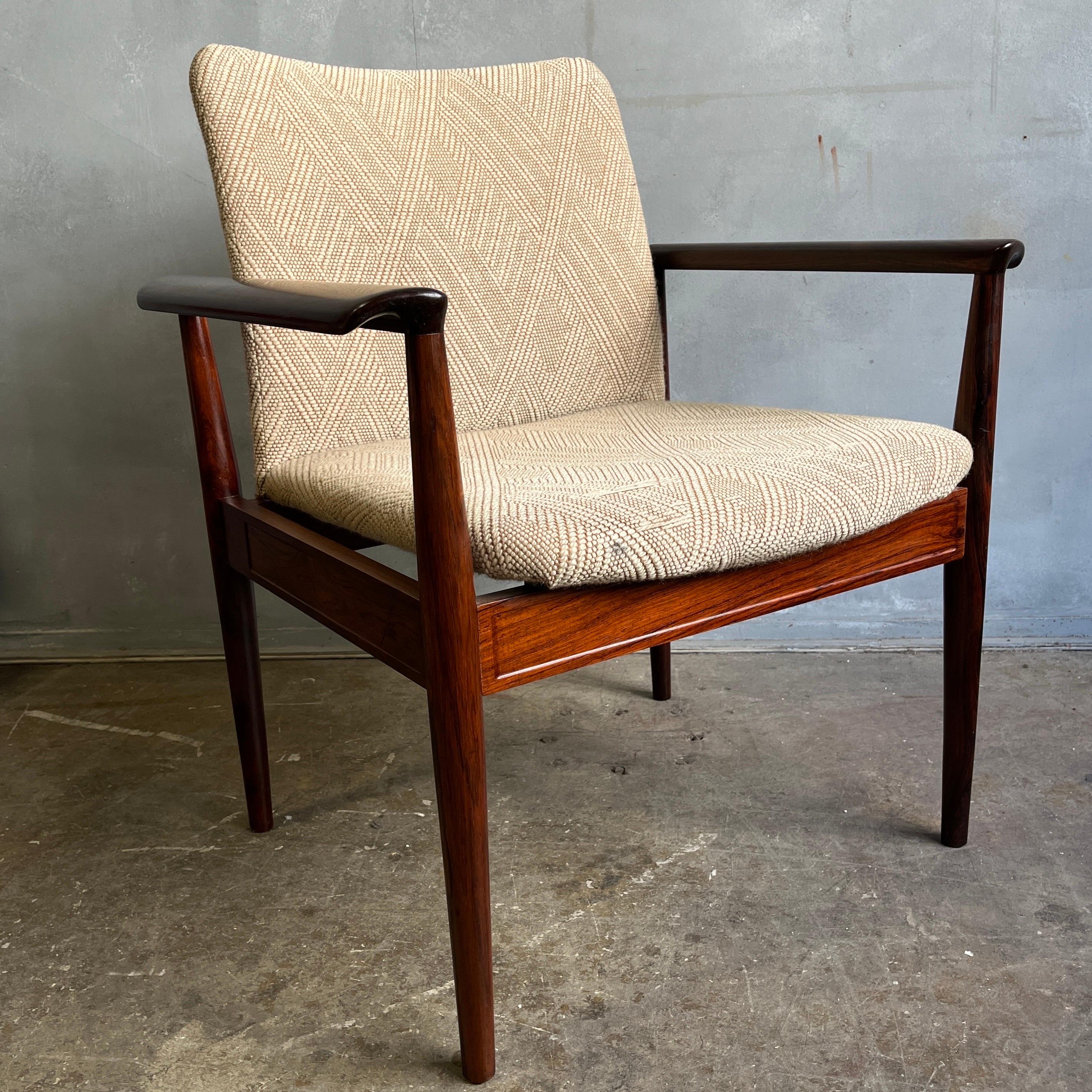 Superbe fauteuil du milieu du siècle dernier en bois de rose de Finn Juhl en vente 1