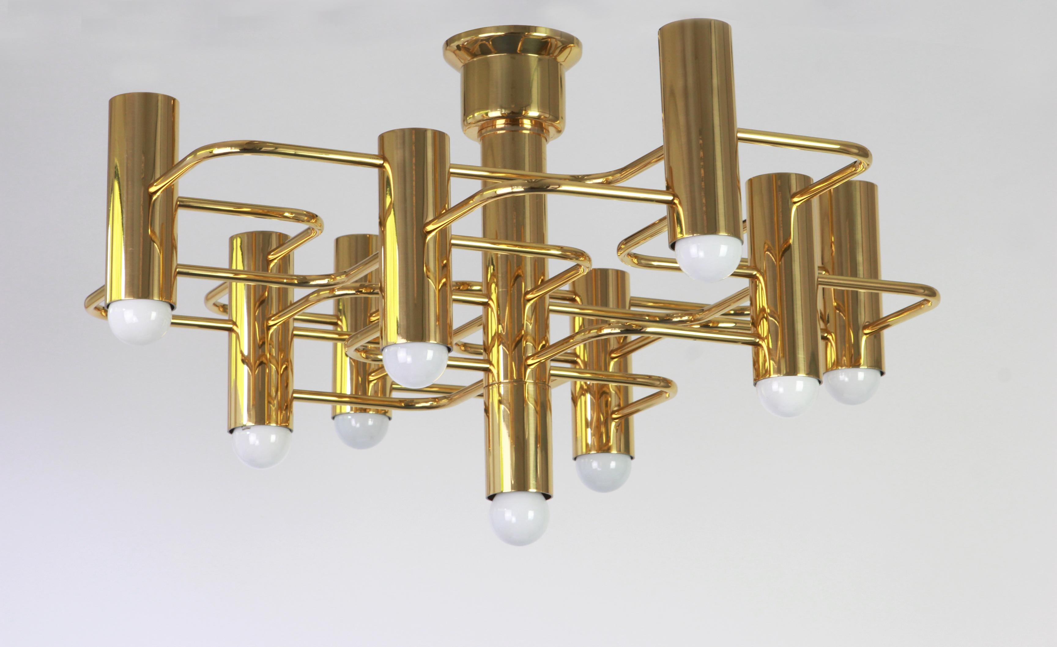 Stunning nine-light brass chandelier, designed by Sciolari in the 1970s.
Great geometrical shape.
Very good condition.
Sockets: 9 x E14 small bulbs. (max. 40 watts each)

Dimensions:
H 13.75 in. x W 24.4 in. x D 24.4 in.
H 35 cm x W 62 cm x D