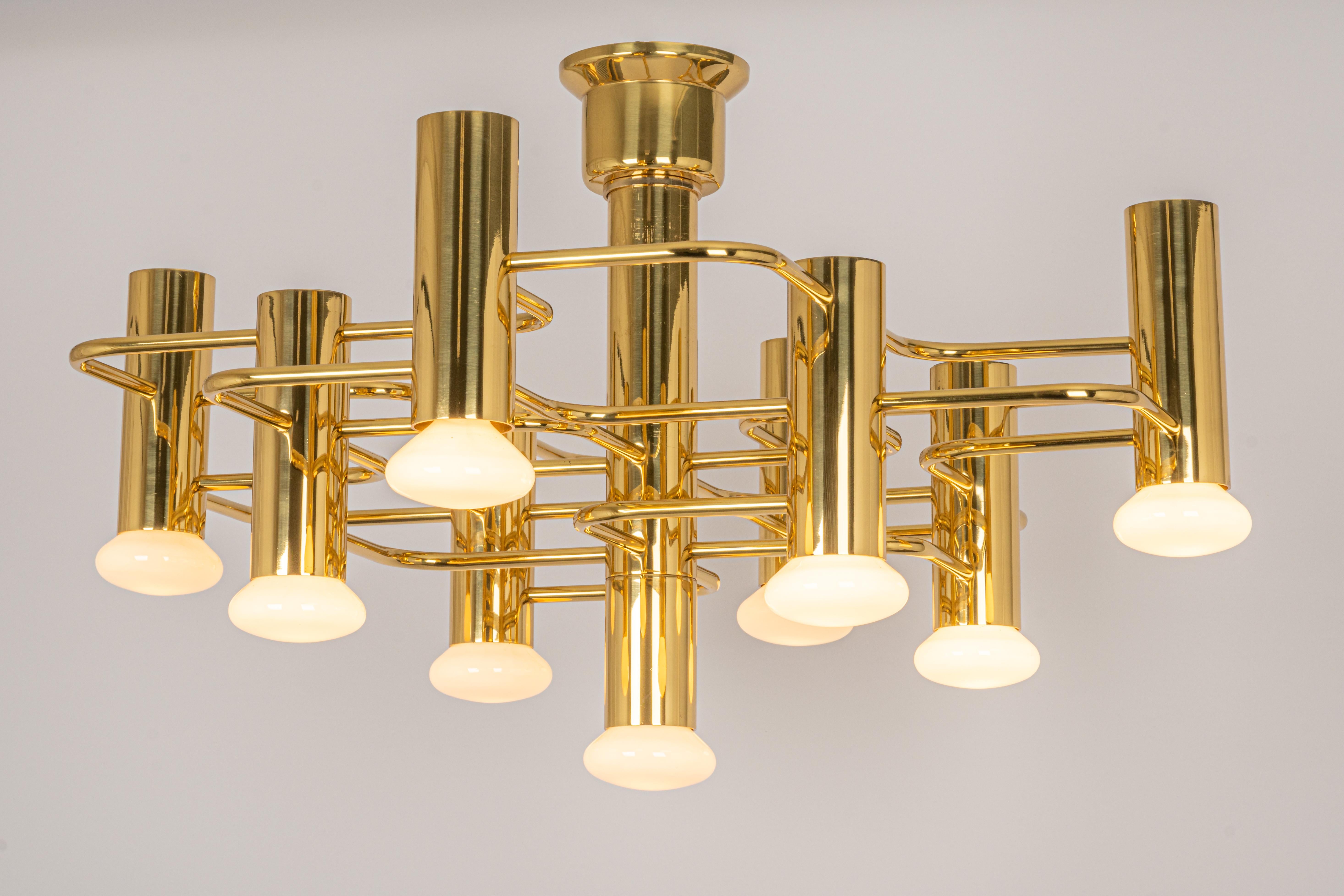 Stunning nine-light brass chandelier, designed by Sciolari in the 1970s.
Great geometrical shape.
Very good condition.
Sockets: 9 x E14 small bulbs. (max. 40 watts each)
Light bulbs are not included. It is possible to install this fixture in all