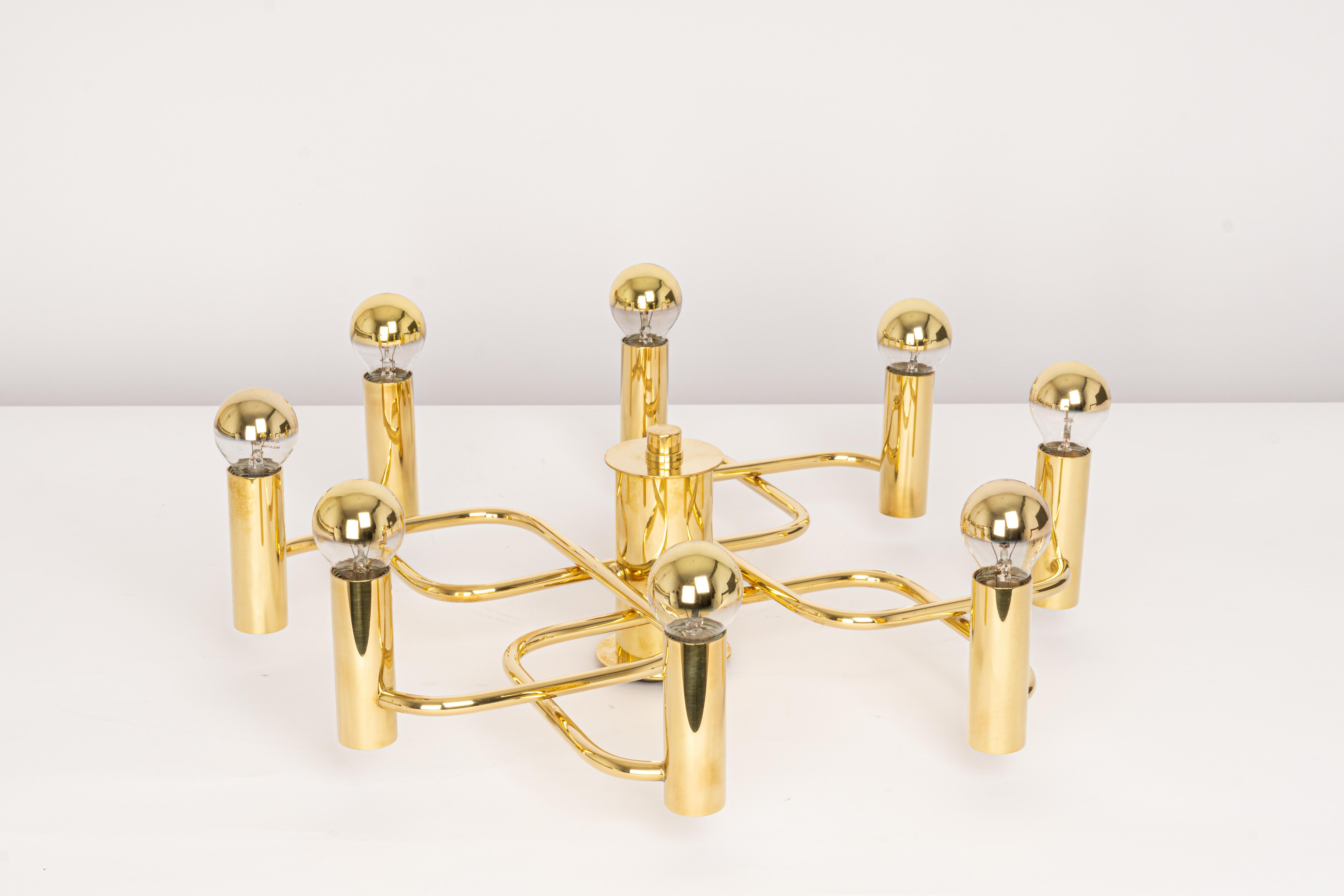 Stupendo lampadario a otto luci in ottone, nello stile del designer Sciolari degli anni '70.
Grande forma geometrica.
Ottime condizioni.
Prese: 8 lampadine E14 piccole. (max. 40 watt ciascuna)
Le lampadine non sono incluse. È possibile