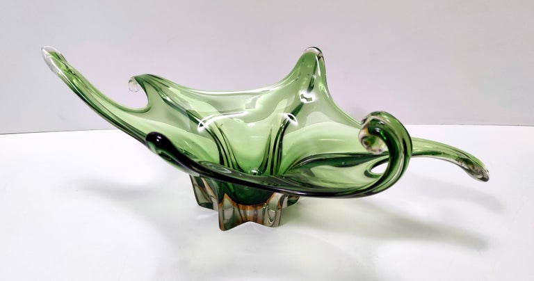 Stunning Vintage Green Murano Glass Bowl or Centerpiece, Italy In Excellent Condition For Sale In Bresso, Lombardy