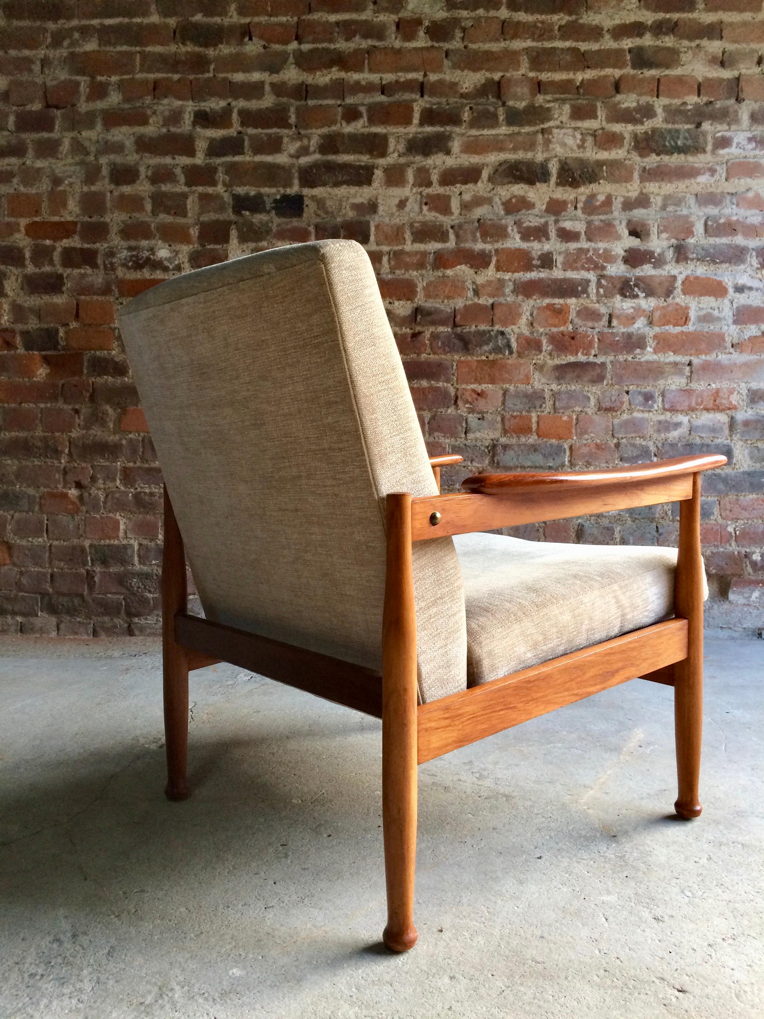 Stunning Midcentury Guy Rogers Teak Framed Manhattan Armchair, circa 1960s In Good Condition In Longdon, Tewkesbury