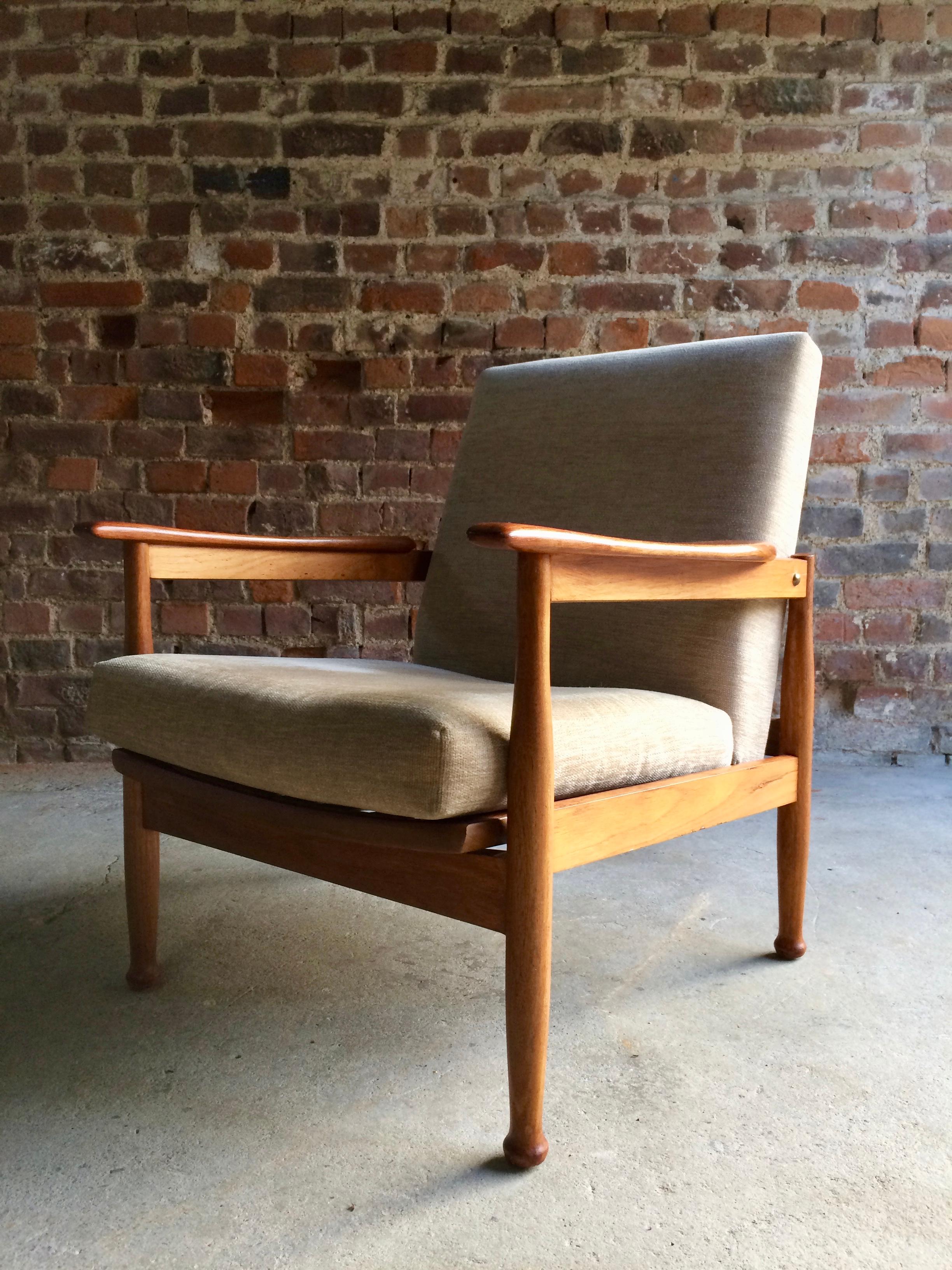 Stunning Midcentury Guy Rogers Teak Framed Manhattan Armchair, circa 1960s 3