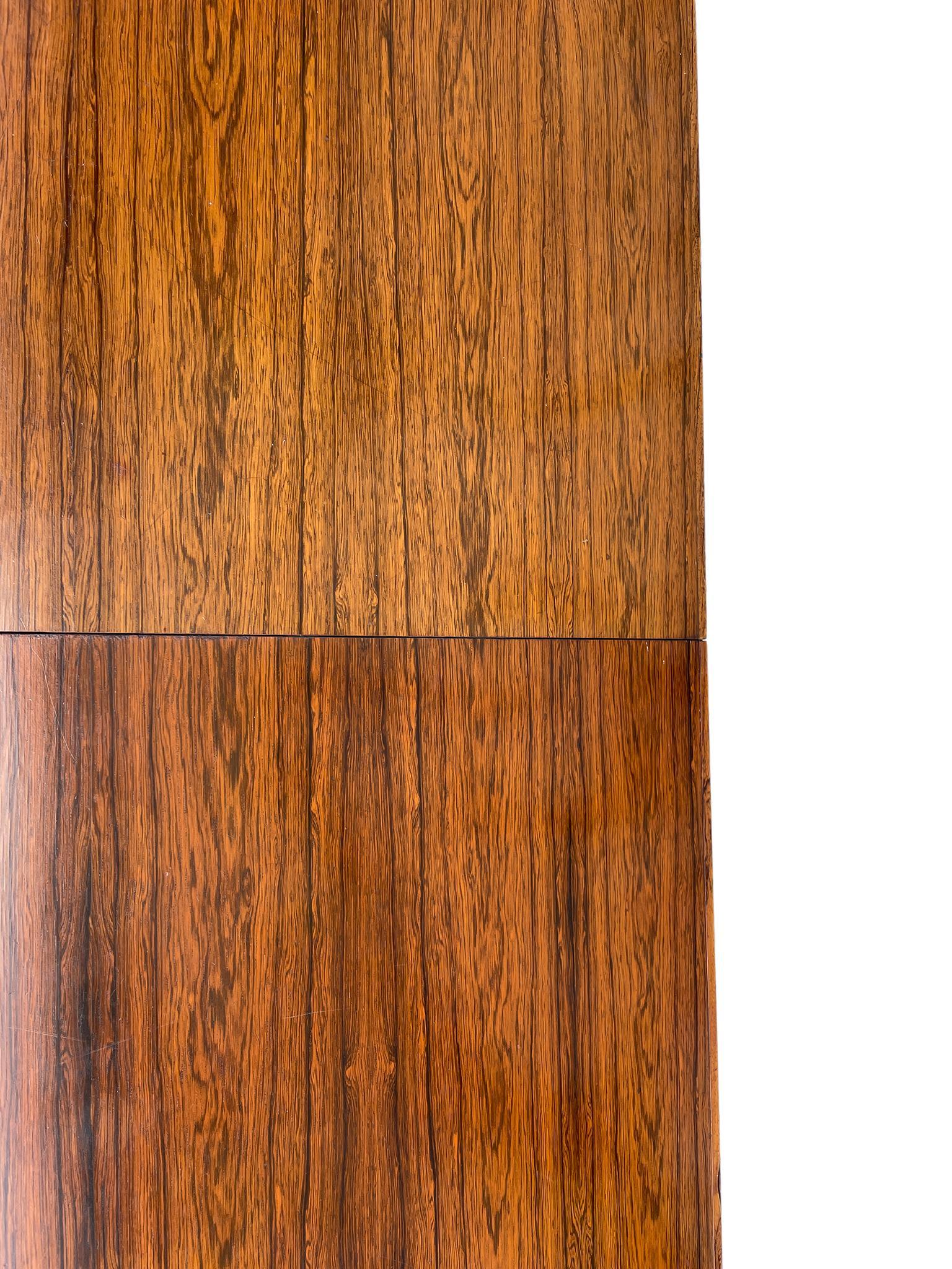 Superbe table de salle à manger minimaliste du milieu du siècle en palissandre 1 feuille de Georg Petersens en vente 4