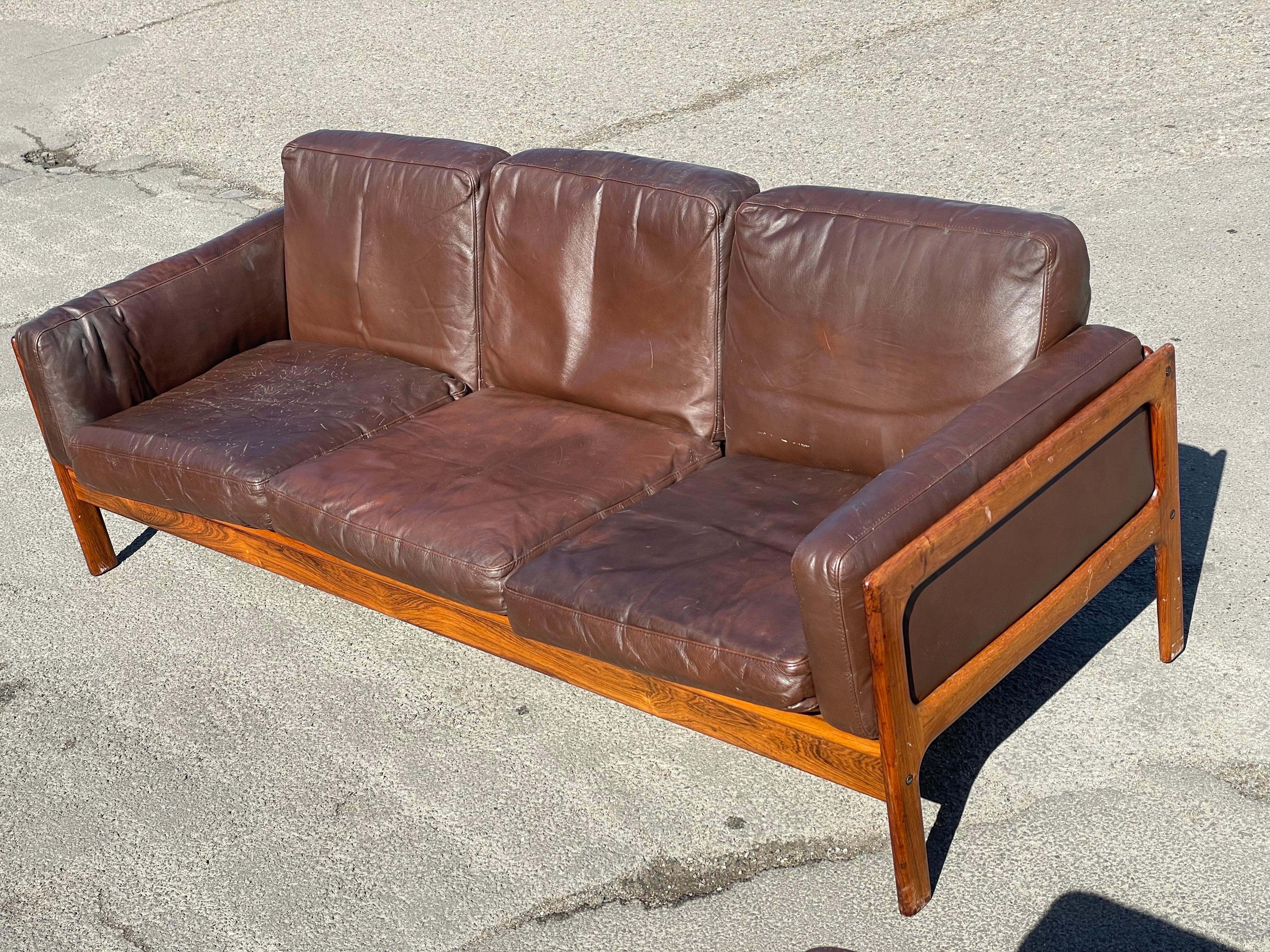 Danish 1970s low rosewood and leather sofa and armchairs by Komfort of Randers
Komfort of Randers were a small quality Danish maker who used various designers such H.W Klein as Arne Wahl Iversen in the 1960s and 1970’s . They are best known for