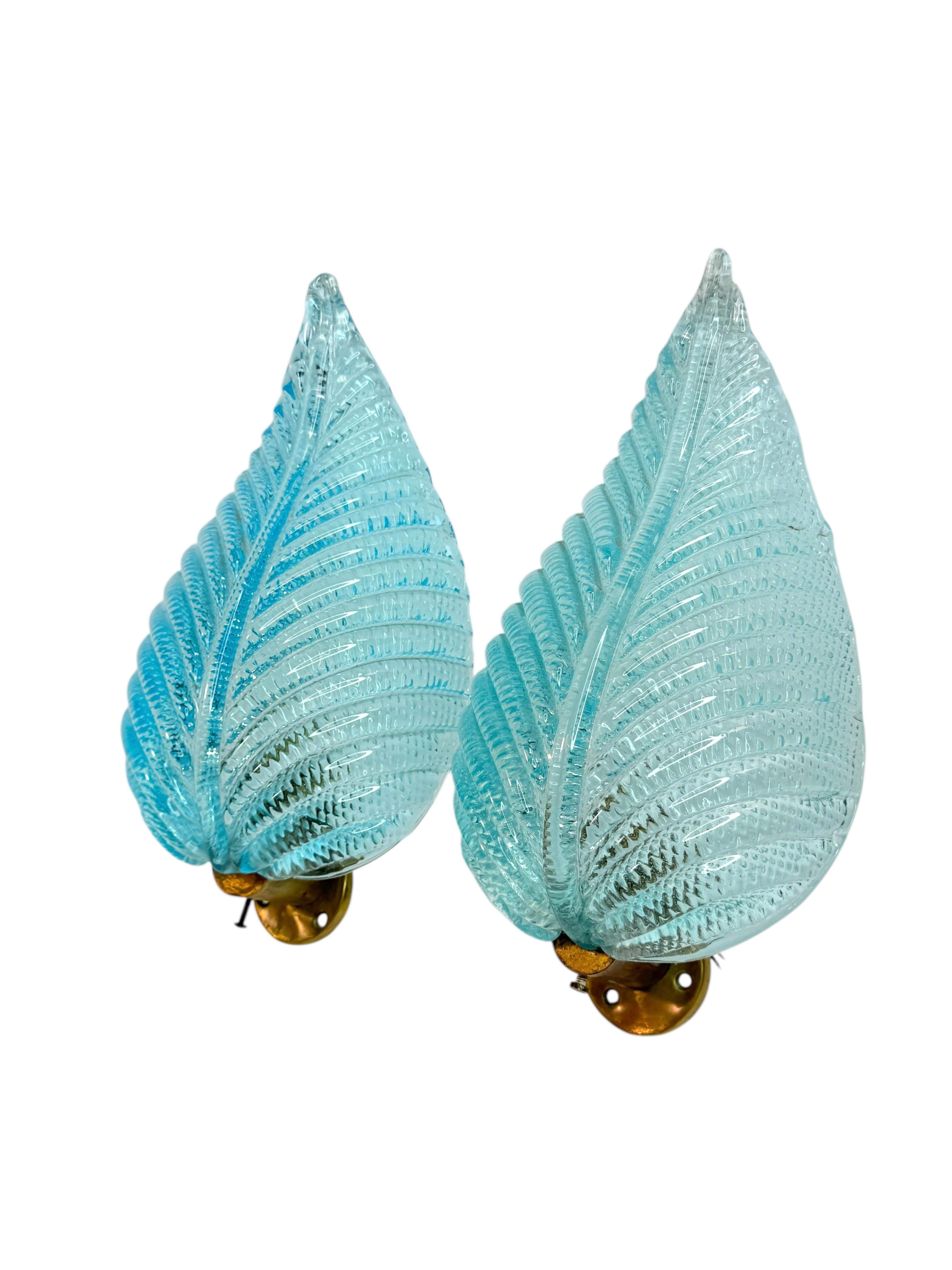 Unglaubliche Wandleuchte aus der Mitte des Jahrhunderts aus Murano-Kristallglas mit Messingbefestigung. Dieses wunderbare Stück wurde in den 1950er Jahren in Italien von Barovier & Toso entworfen.
Jede Leuchte zeichnet sich durch die detailreiche