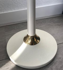 Atemberaubende Midcentury Weiß Holz und Messing Valet Stand:: Kleiderbügel Stand