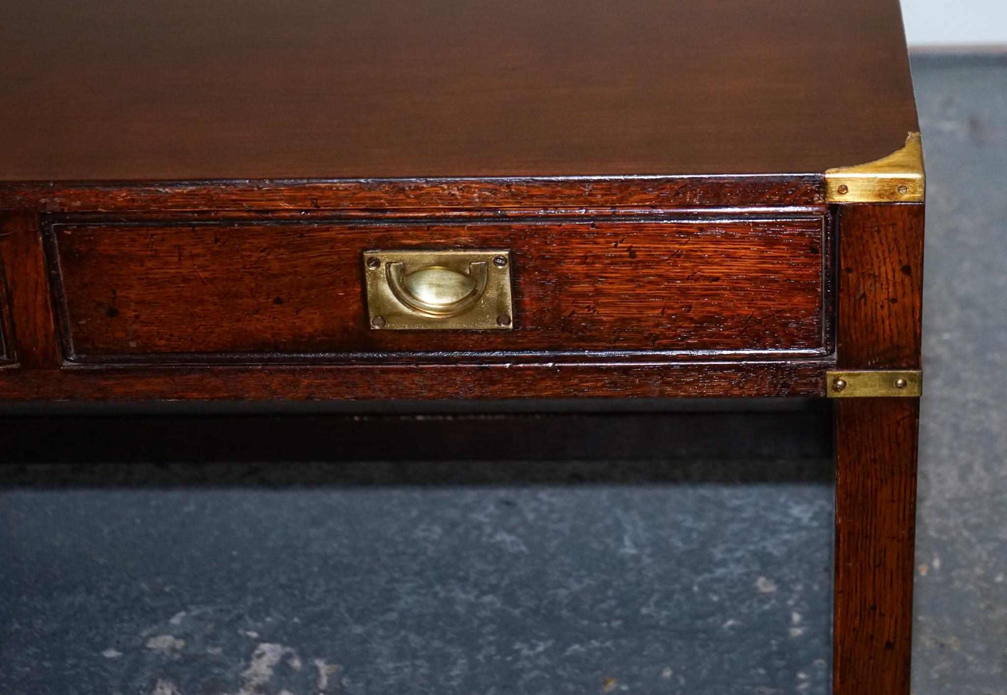STUNNING MILITARY CAMPAIGN REH KENNEDY COFFEE TABLE WiTH THREE DEEP DRAWERS For Sale 3
