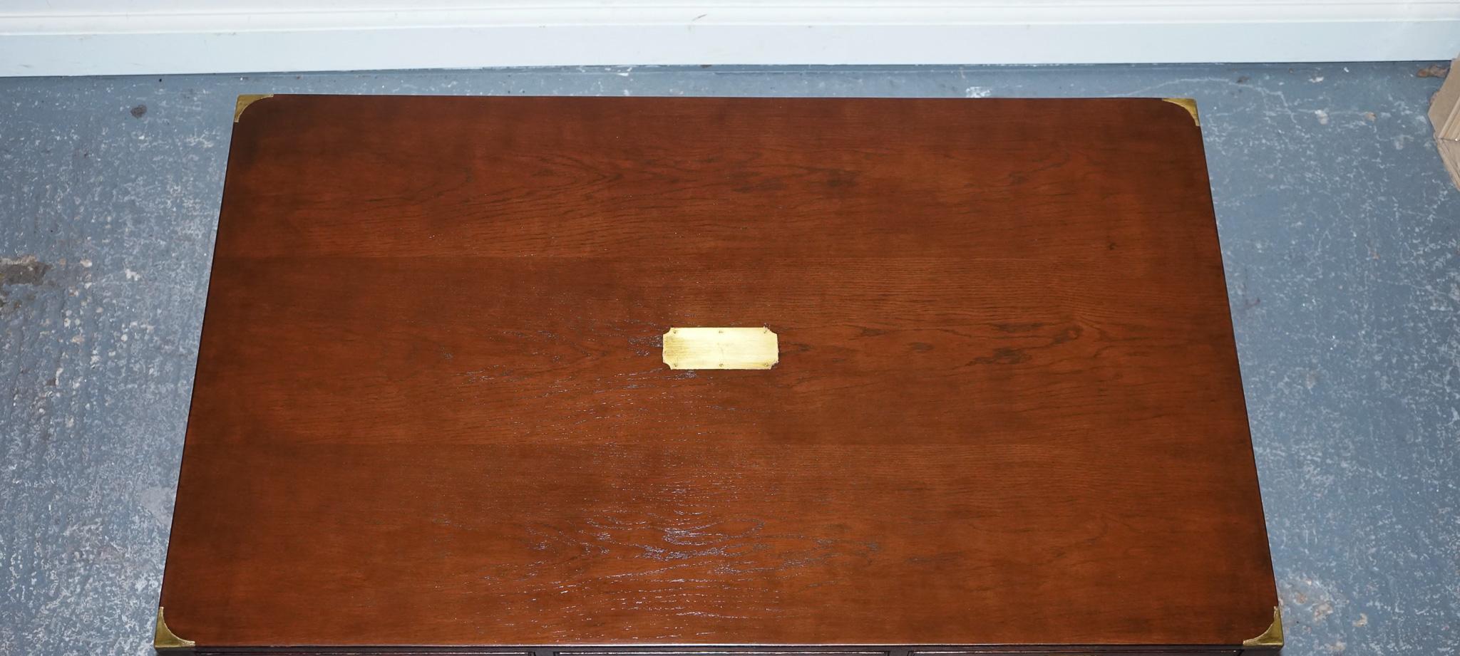 STUNNING MILITARY CAMPAIGN REH KENNEDY COFFEE TABLE WiTH THREE DEEP DRAWERS For Sale 4