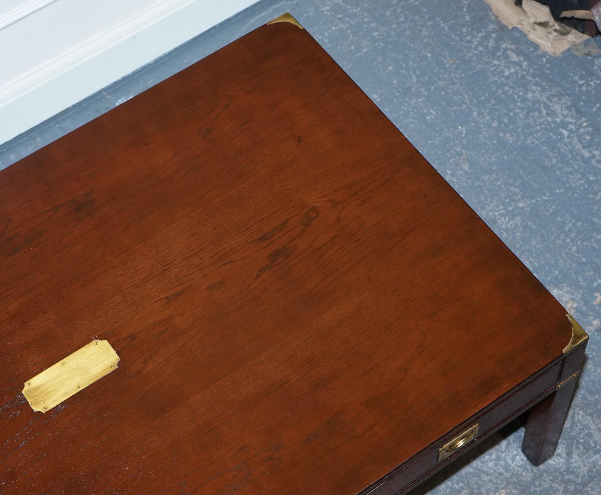 STUNNING MILITARY CAMPAIGN REH KENNEDY COFFEE TABLE WiTH THREE DEEP DRAWERS For Sale 5