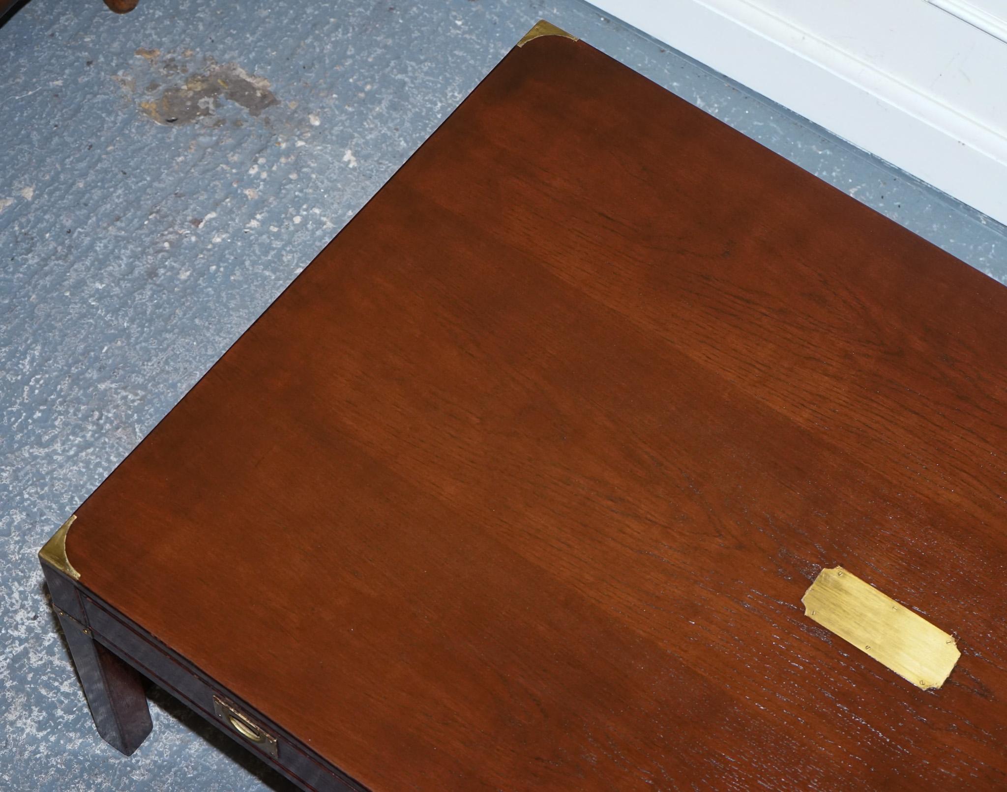 STUNNING MILITARY CAMPAIGN REH KENNEDY COFFEE TABLE WiTH THREE DEEP DRAWERS For Sale 6
