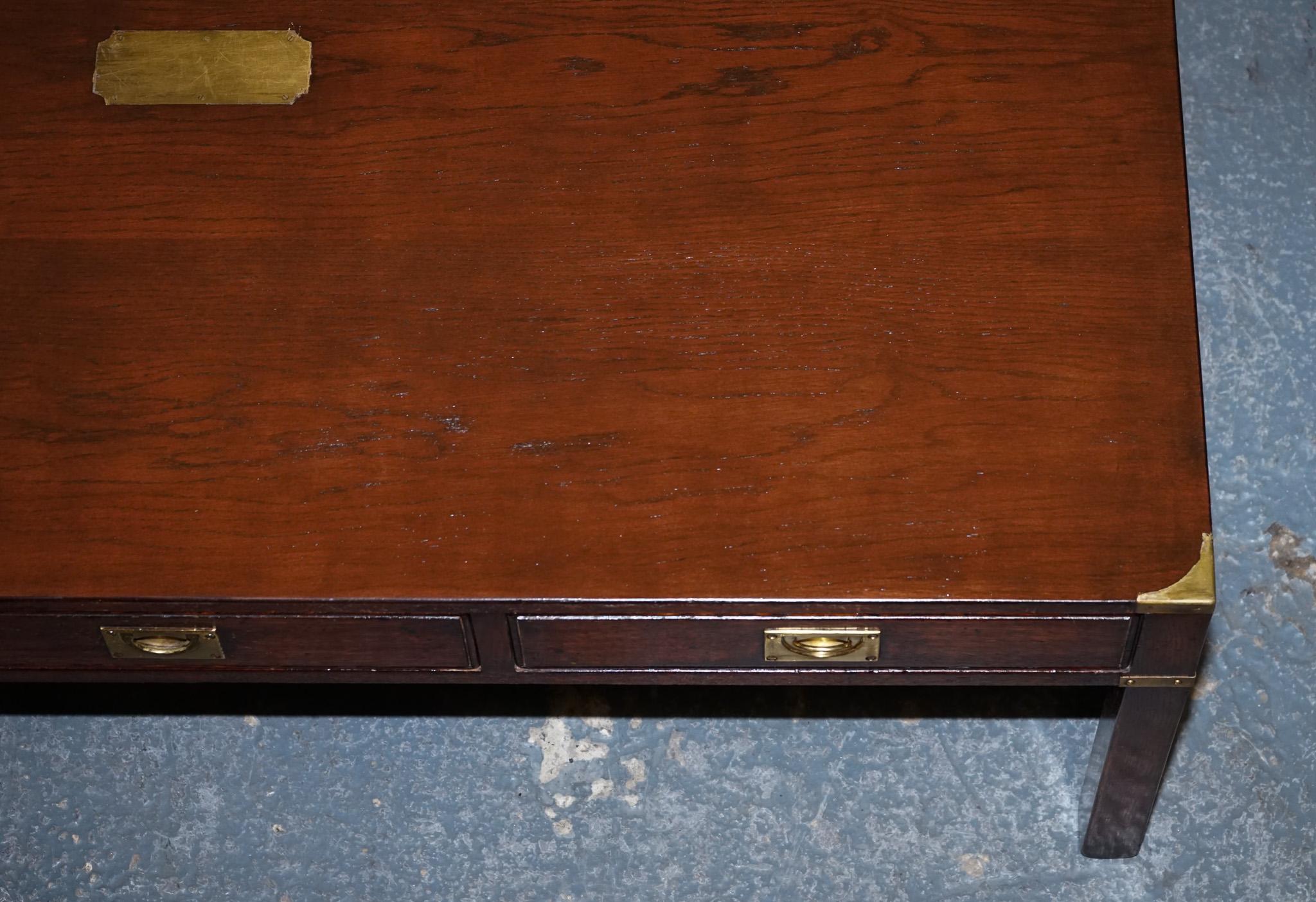 STUNNING MILITARY CAMPAIGN REH KENNEDY COFFEE TABLE WiTH THREE DEEP DRAWERS For Sale 7