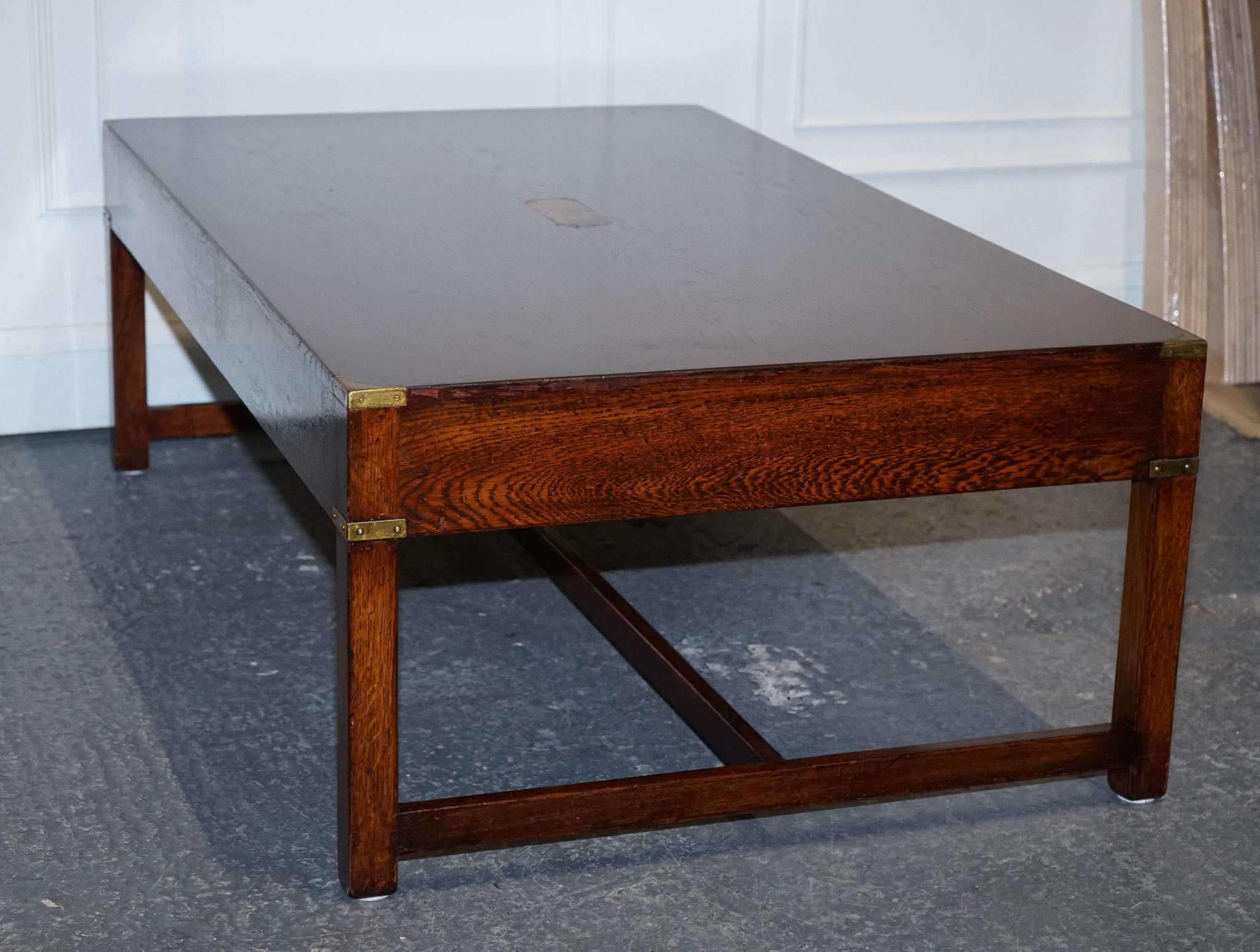 STUNNING MILITARY CAMPAIGN REH KENNEDY COFFEE TABLE WiTH THREE DEEP DRAWERS For Sale 8
