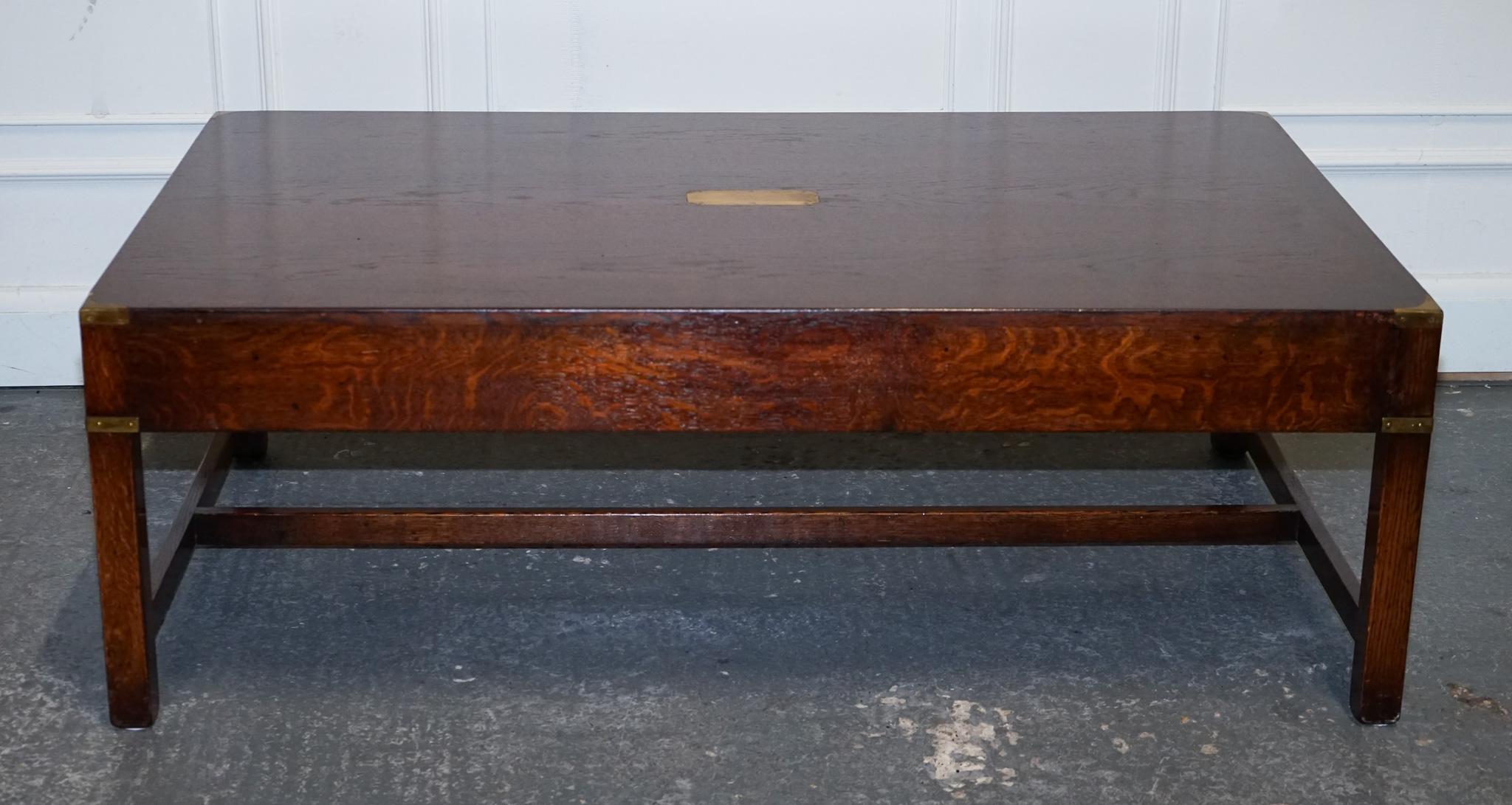 STUNNING MILITARY CAMPAIGN REH KENNEDY COFFEE TABLE WiTH THREE DEEP DRAWERS For Sale 9