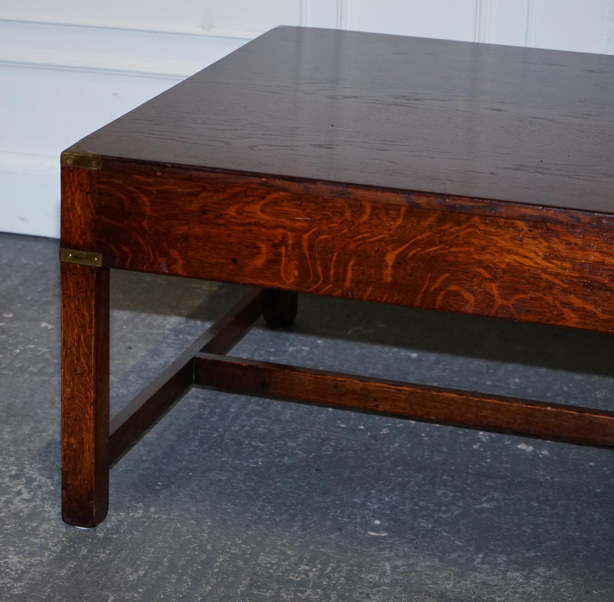 STUNNING MILITARY CAMPAIGN REH KENNEDY COFFEE TABLE WiTH THREE DEEP DRAWERS For Sale 10