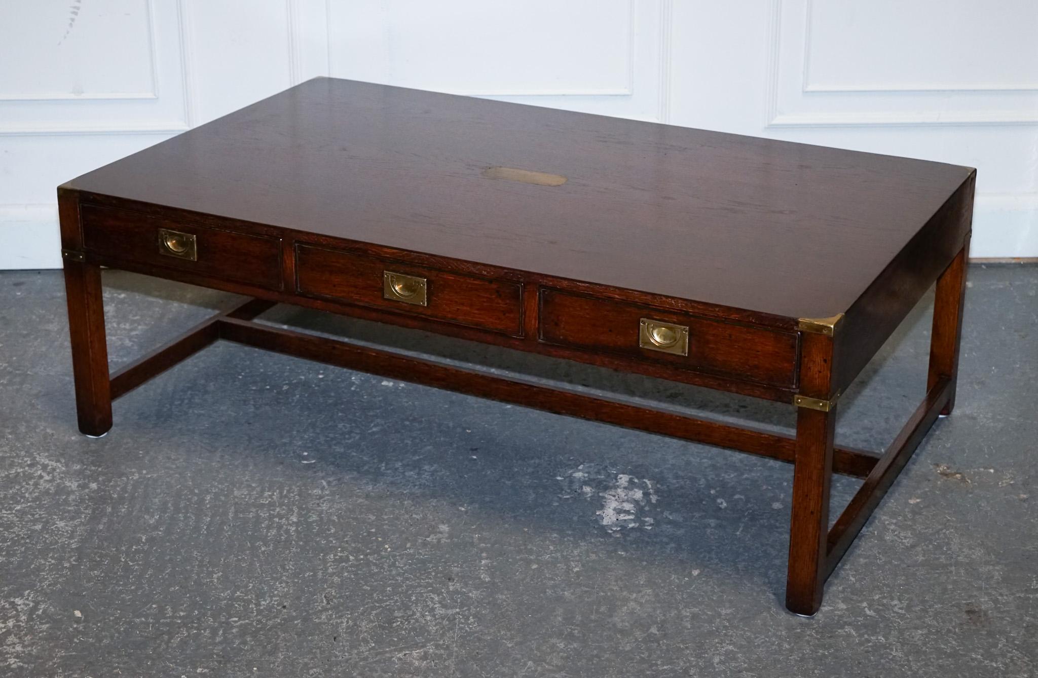 British STUNNING MILITARY CAMPAIGN REH KENNEDY COFFEE TABLE WiTH THREE DEEP DRAWERS For Sale