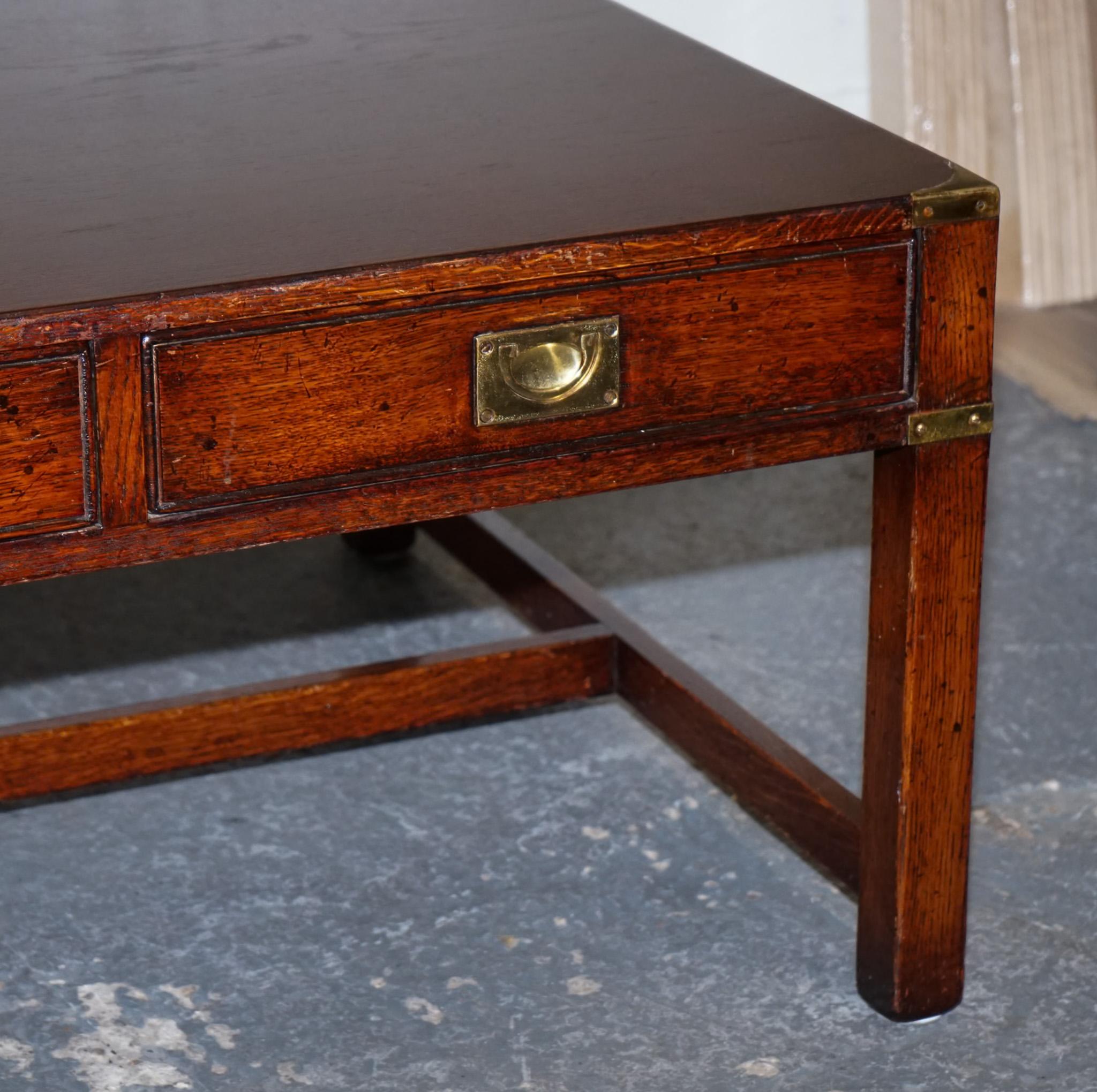 STUNNING MILITARY CAMPAIGN REH KENNEDY COFFEE TABLE WiTH THREE DEEP DRAWERS For Sale 2