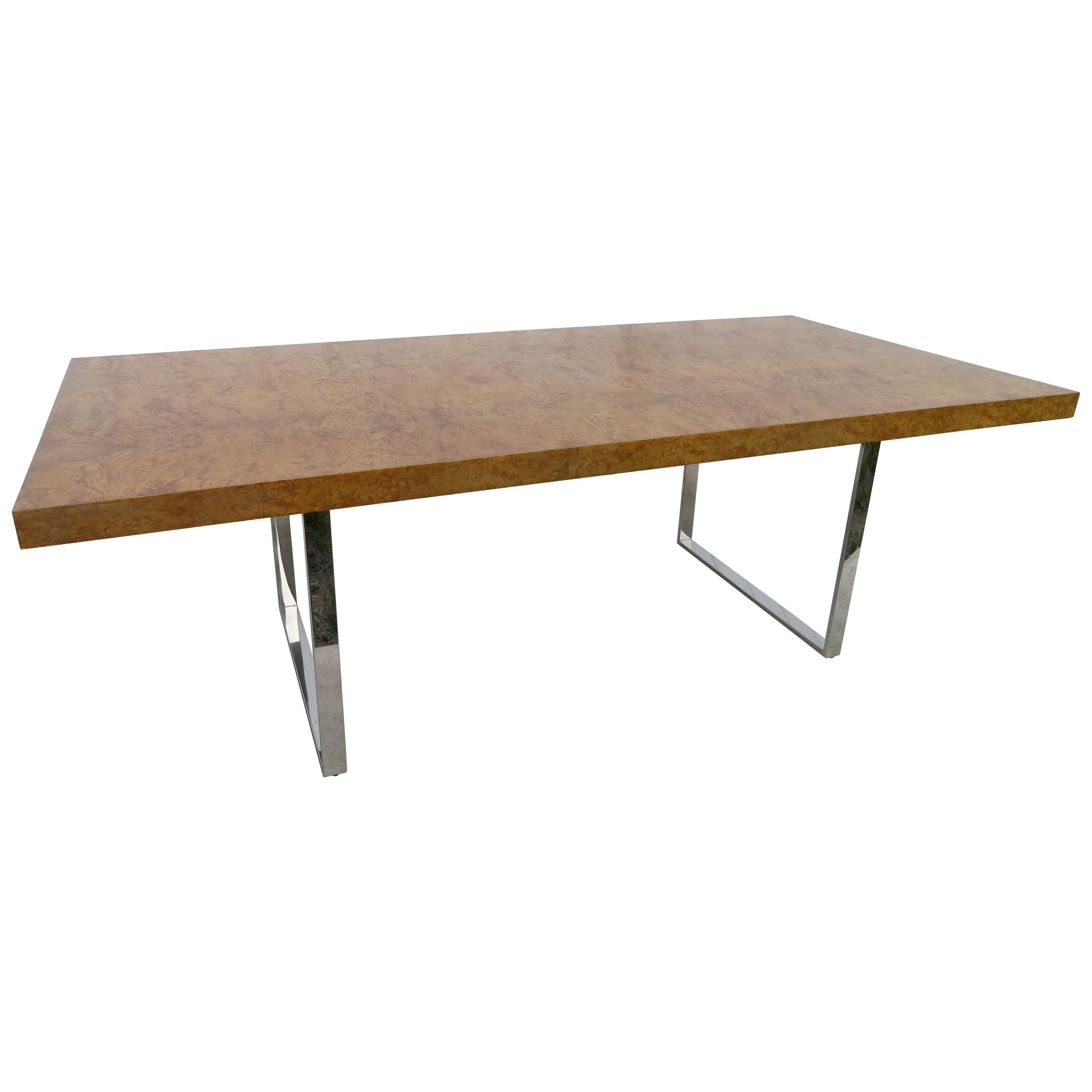 Superbe table de salle à manger longue Milo Baughman en bois d'olivier chromé