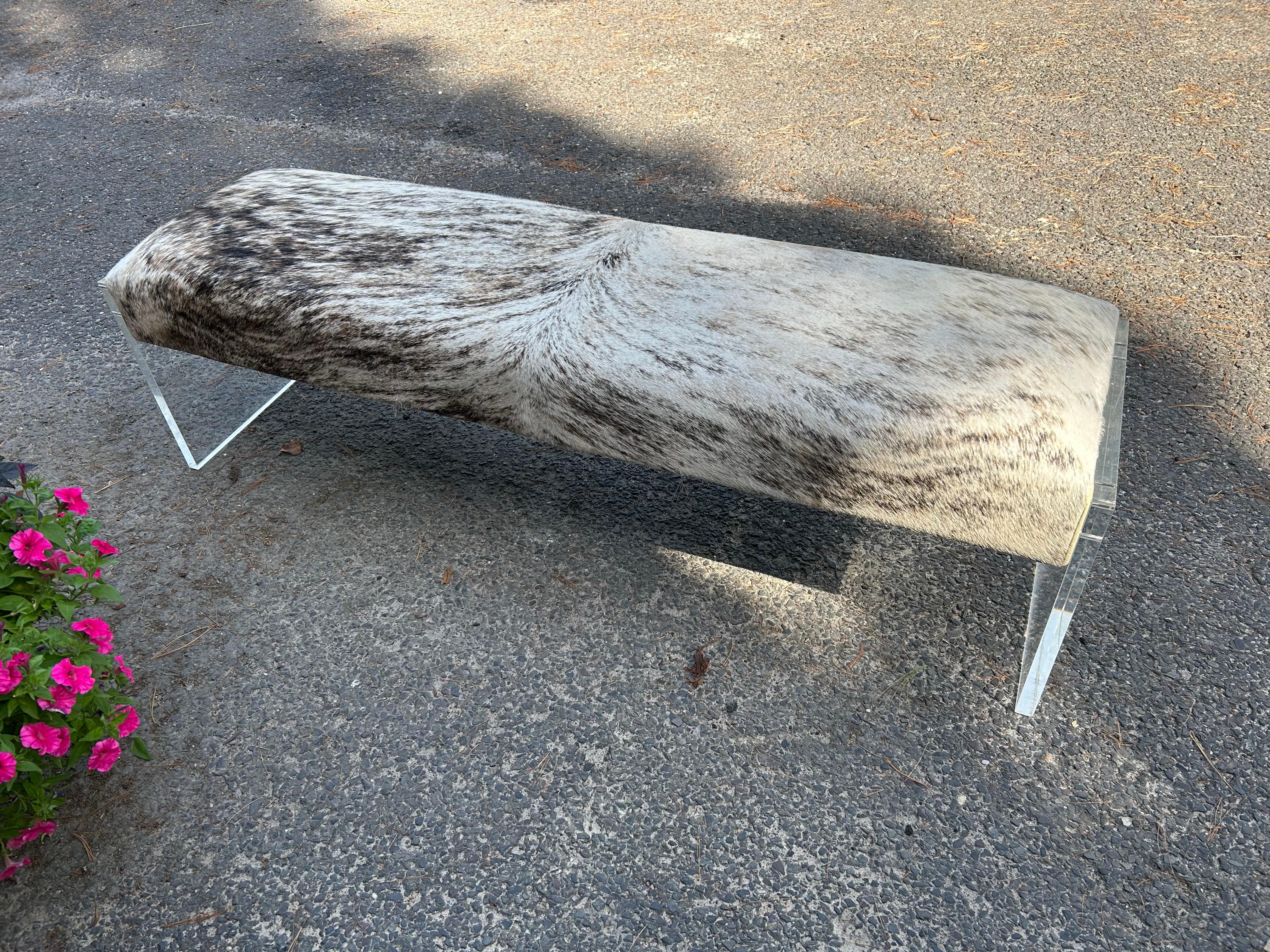Superbe banc moderne en cuir de vache épais Lucite de style Milo Baughman en vente 6
