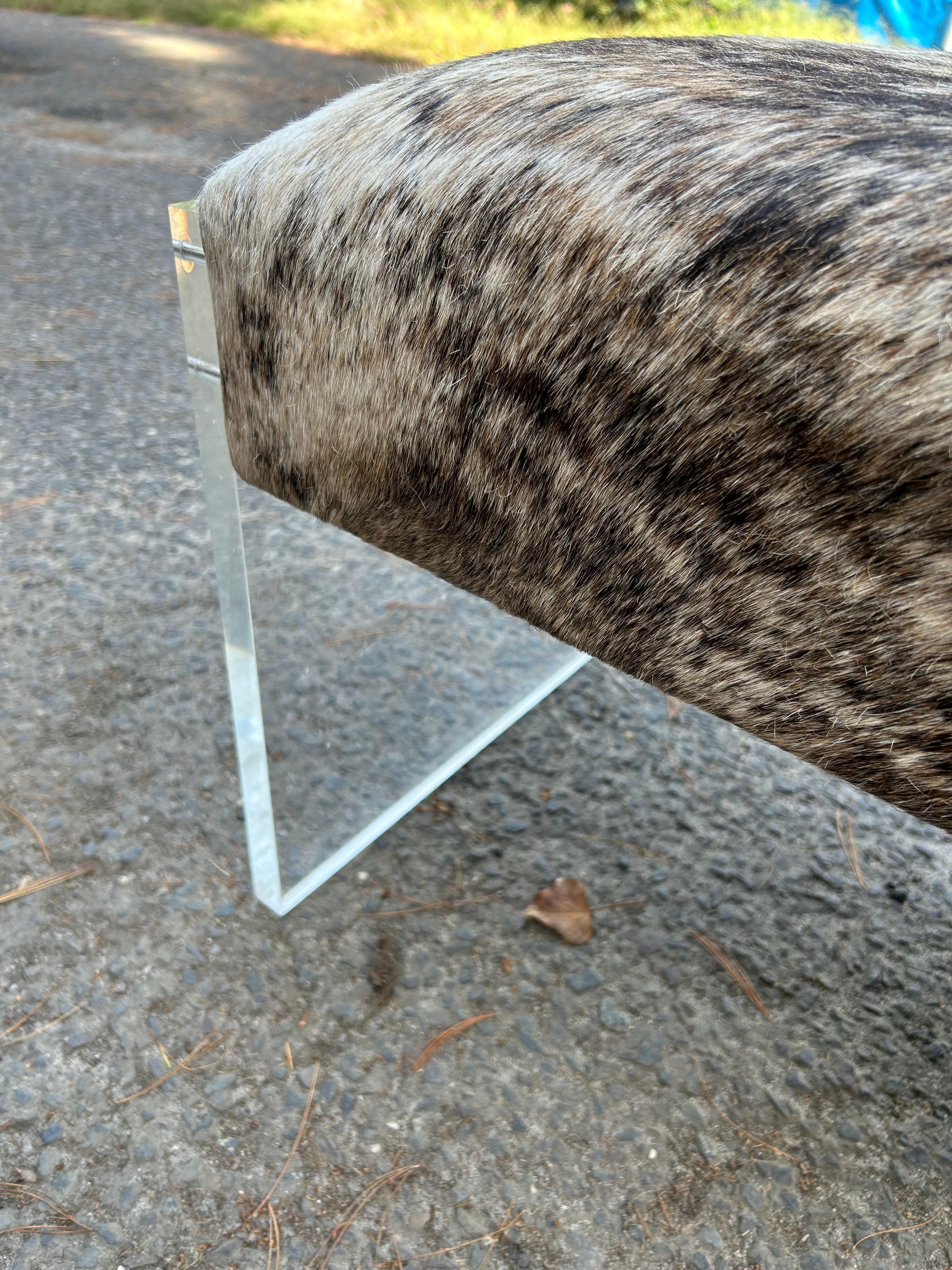 Superbe banc moderne en cuir de vache épais Lucite de style Milo Baughman en vente 9