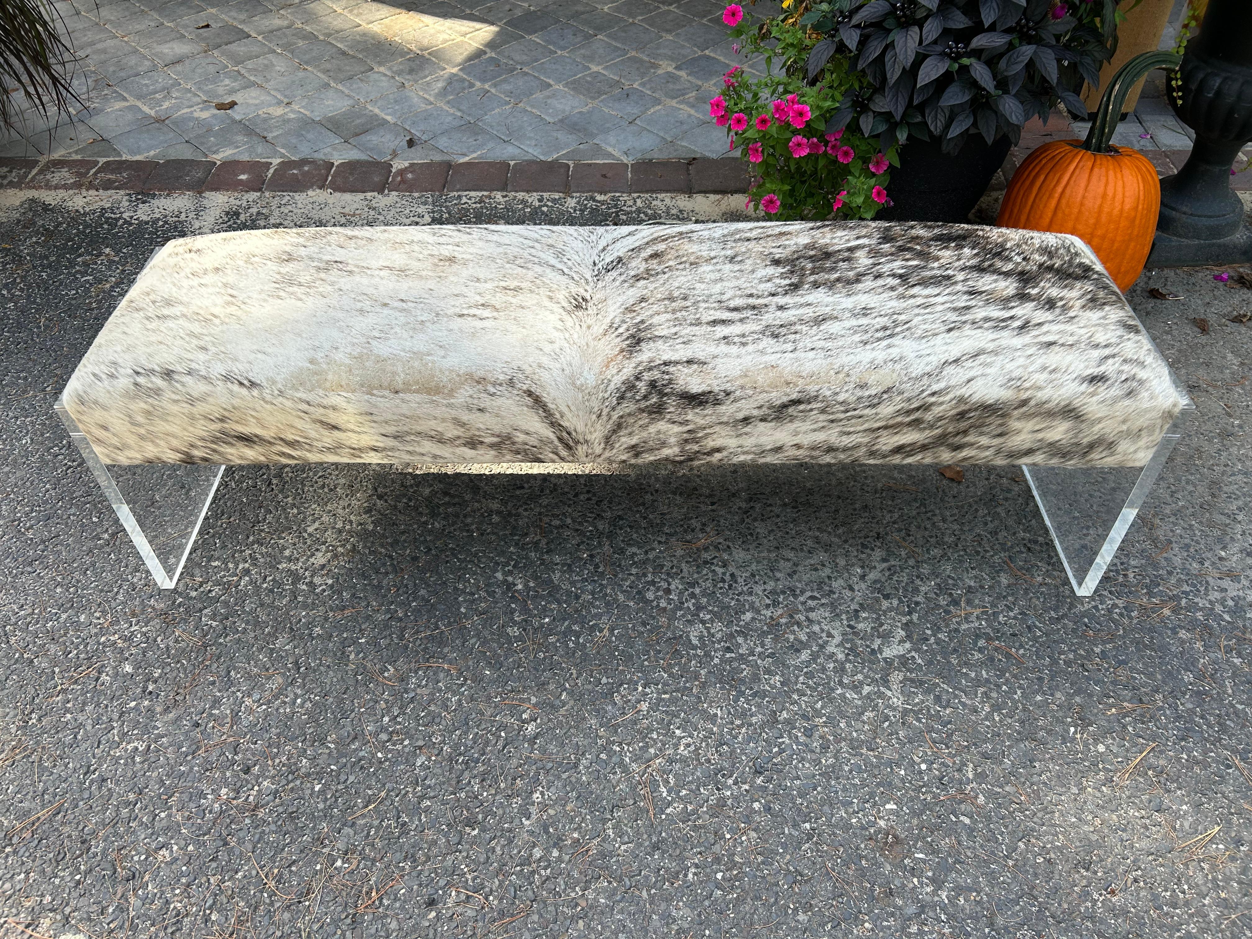 Ajoutez une touche de modernité à votre intérieur avec ce banc vintage en lucite doté d'une luxueuse assise rembourrée en cuir naturel. Mesurant environ 18 pouces de haut x 61 pouces de large x 16,5 pouces de profondeur, ce banc associe des supports