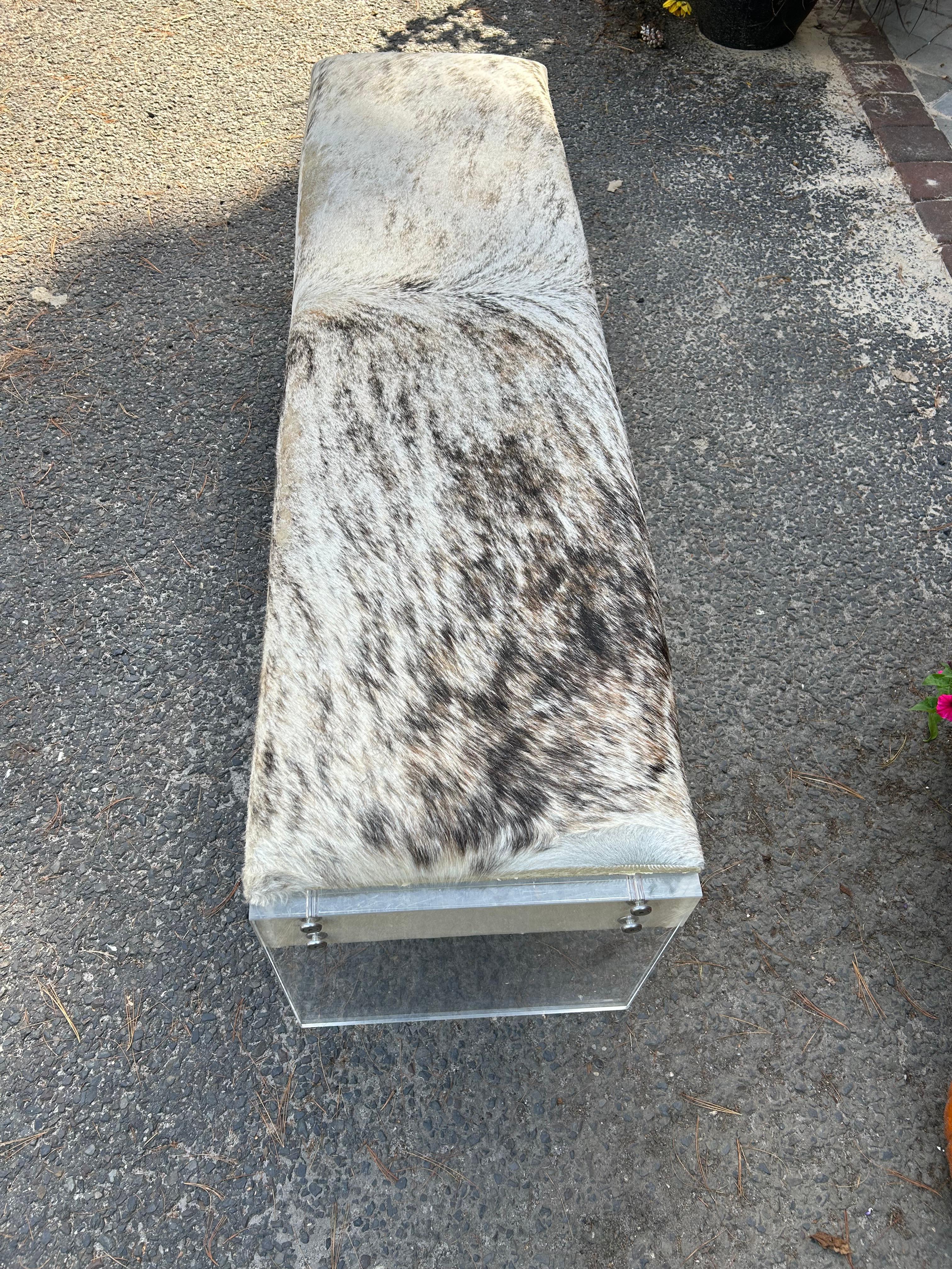Américain Superbe banc moderne en cuir de vache épais Lucite de style Milo Baughman en vente