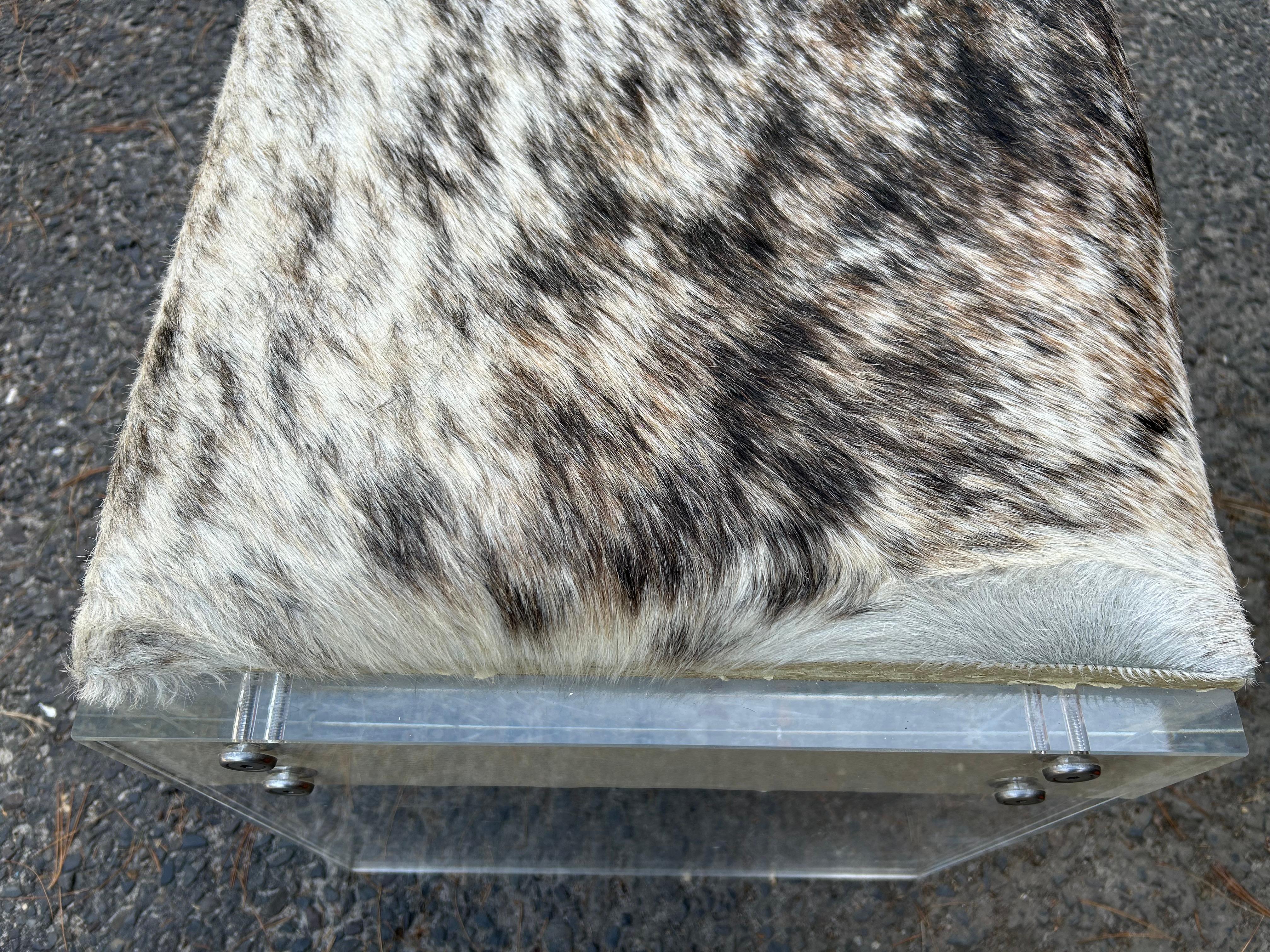 Superbe banc moderne en cuir de vache épais Lucite de style Milo Baughman Bon état - En vente à Pemberton, NJ