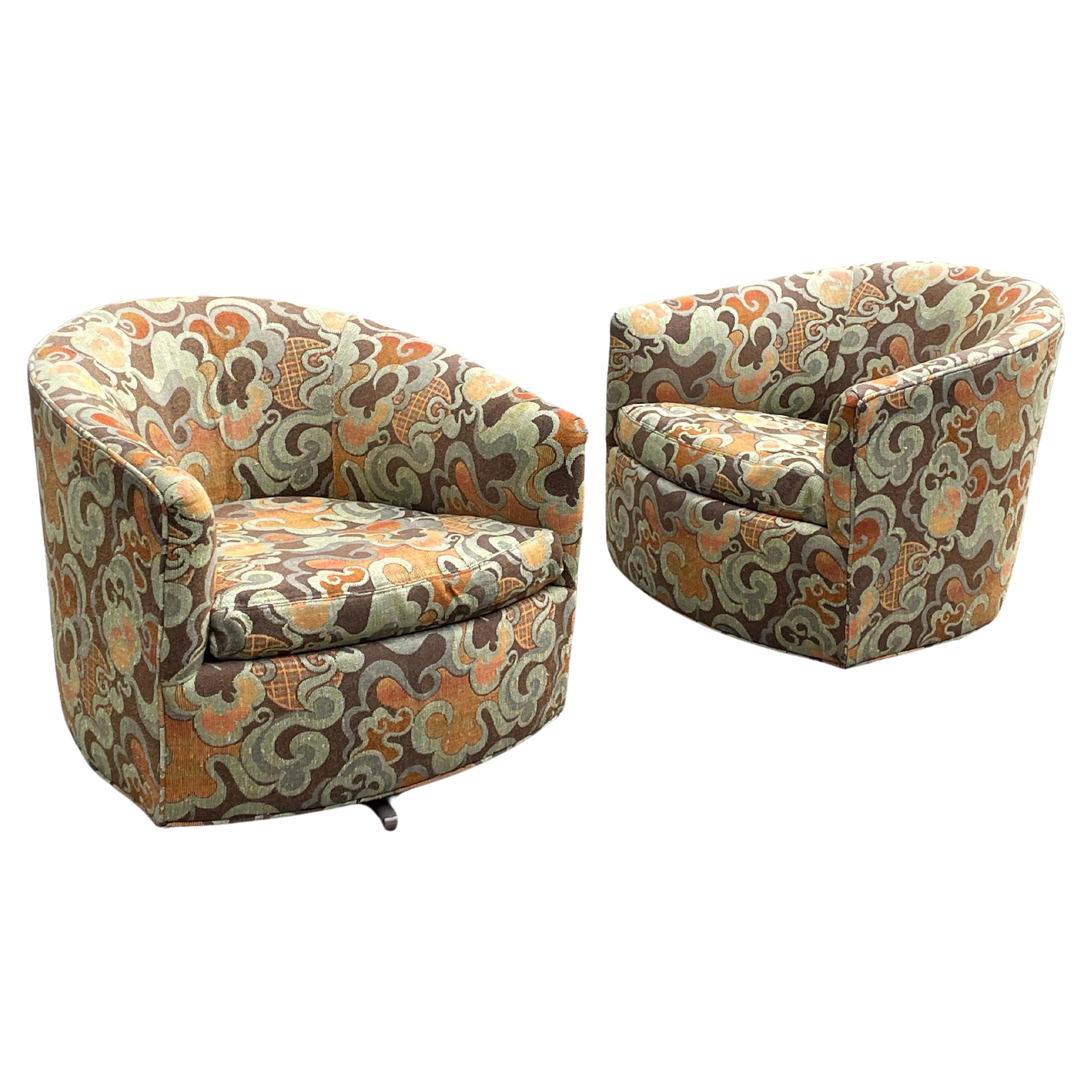 Une superbe paire de chaises pivotantes vintage par Milo By dans un tissu original des années 60 très cool.
 
Produit pour Flair. L'étiquette d'origine est intacte.

Très bon état.

Le prix correspond à la paire.

DIMENSIONS : 25,5