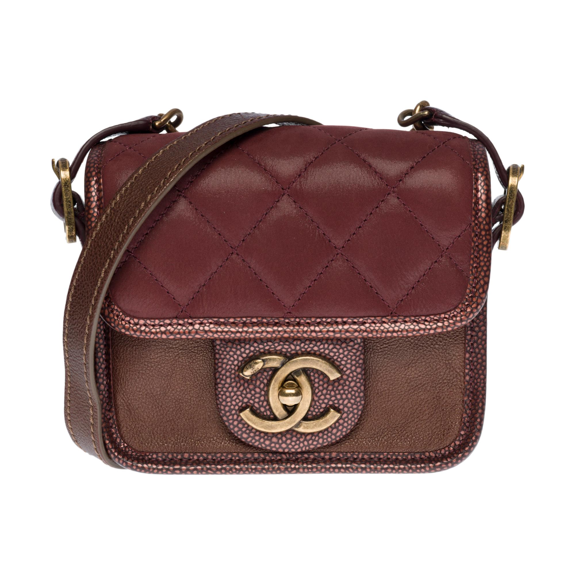 Amazing and rare Mini Chanel burgundy bag in partially quilted leather, antique gilded metal trim , a metal handle & leather allowing a shoulder carry
Back patch pocket in bronze leather
Closure by flap with CC logo in aged gilded metal
Lining in