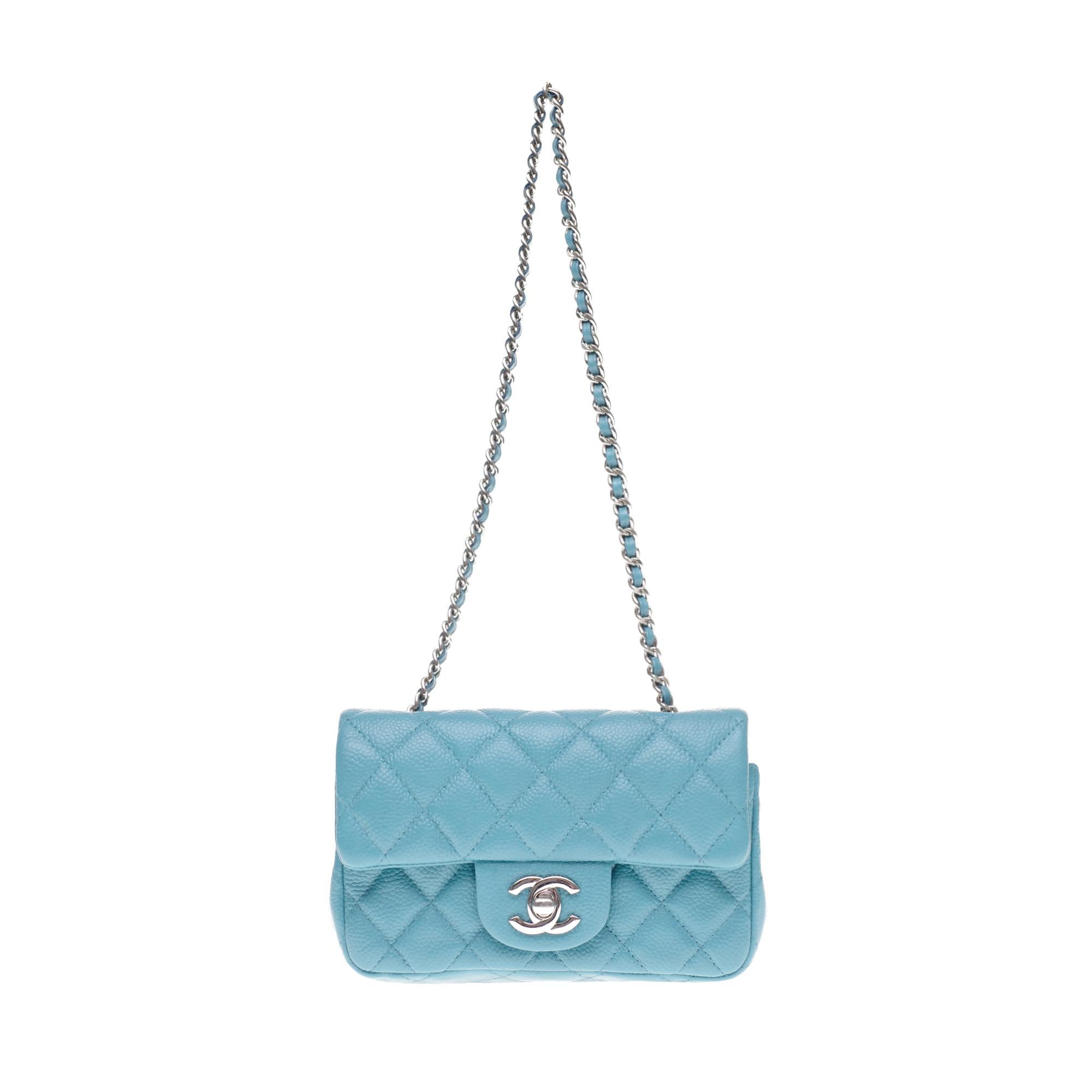 Splendid Mini Chanel handbag in turquoise blue quilted caviar leather, silver metal trim, a chain handle in turquoise leather interlaced with silver metal allowing a hand or shoulder carrying.
Closure by flap with CC logo in silver metal, turnstile