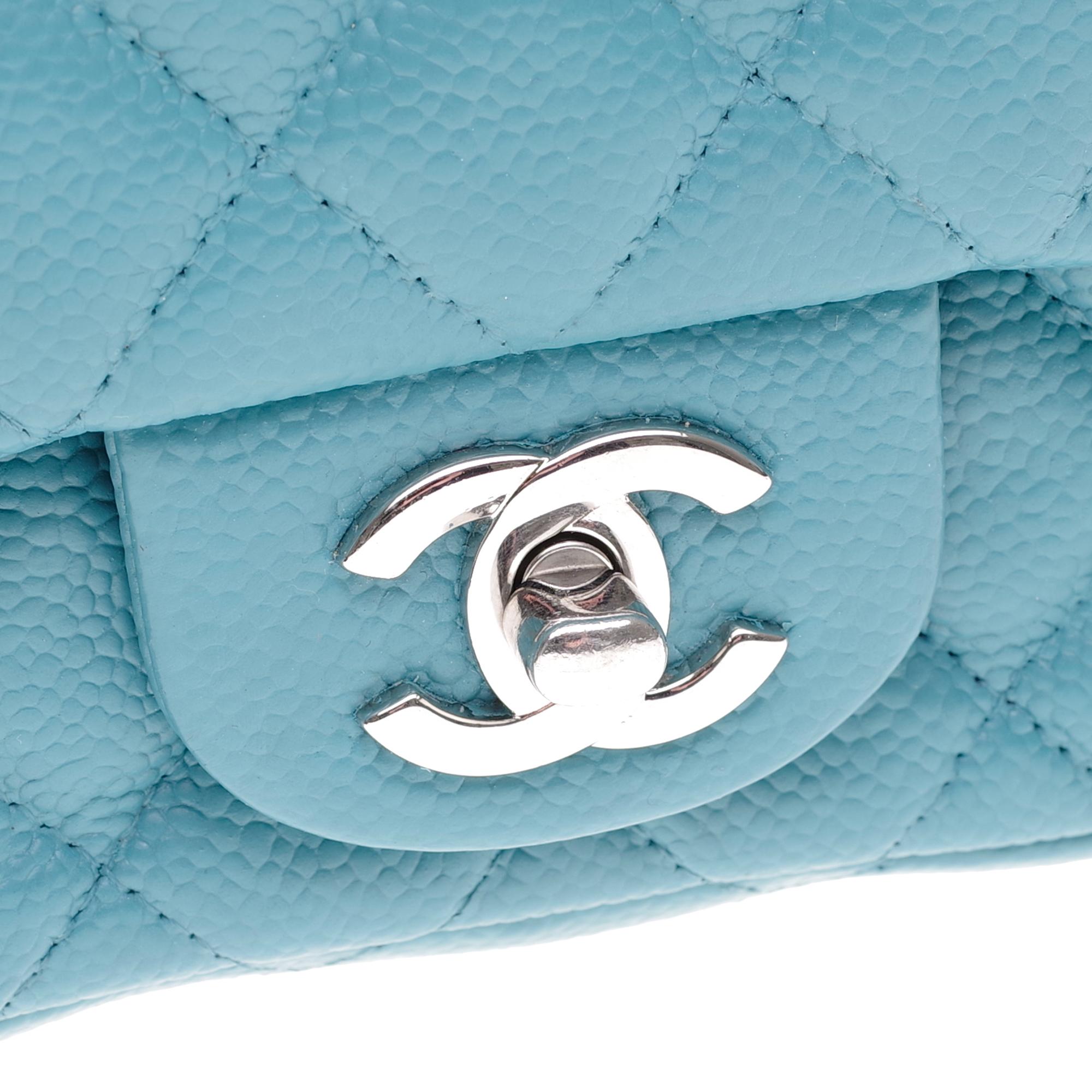Stunning Mini Chanel shoulder bag in turquoise caviar leather, silver hardware In Good Condition In Paris, IDF