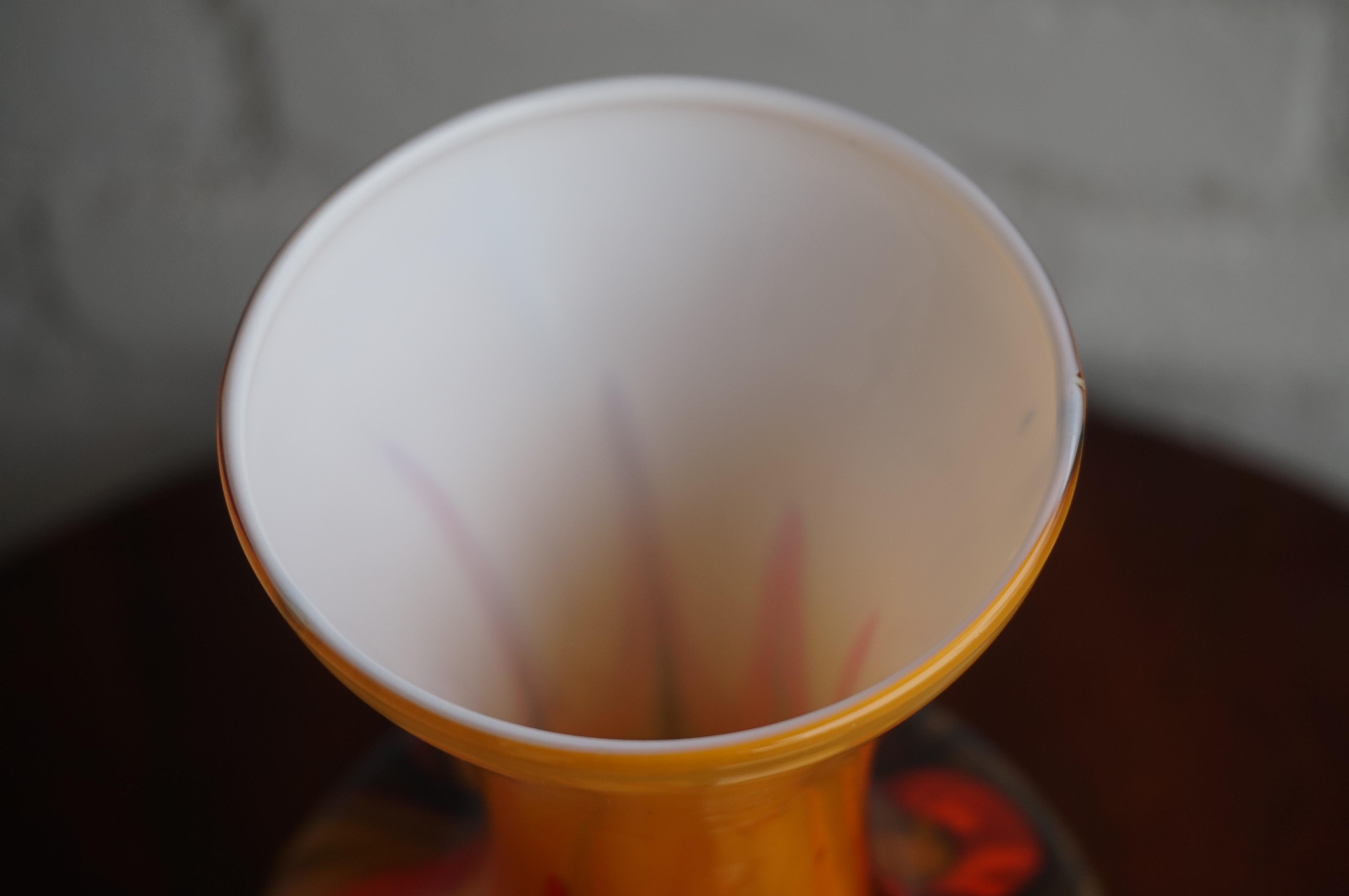 Superbe vase en verre de style Arts & Craft aux couleurs glorieuses, en parfait état 1