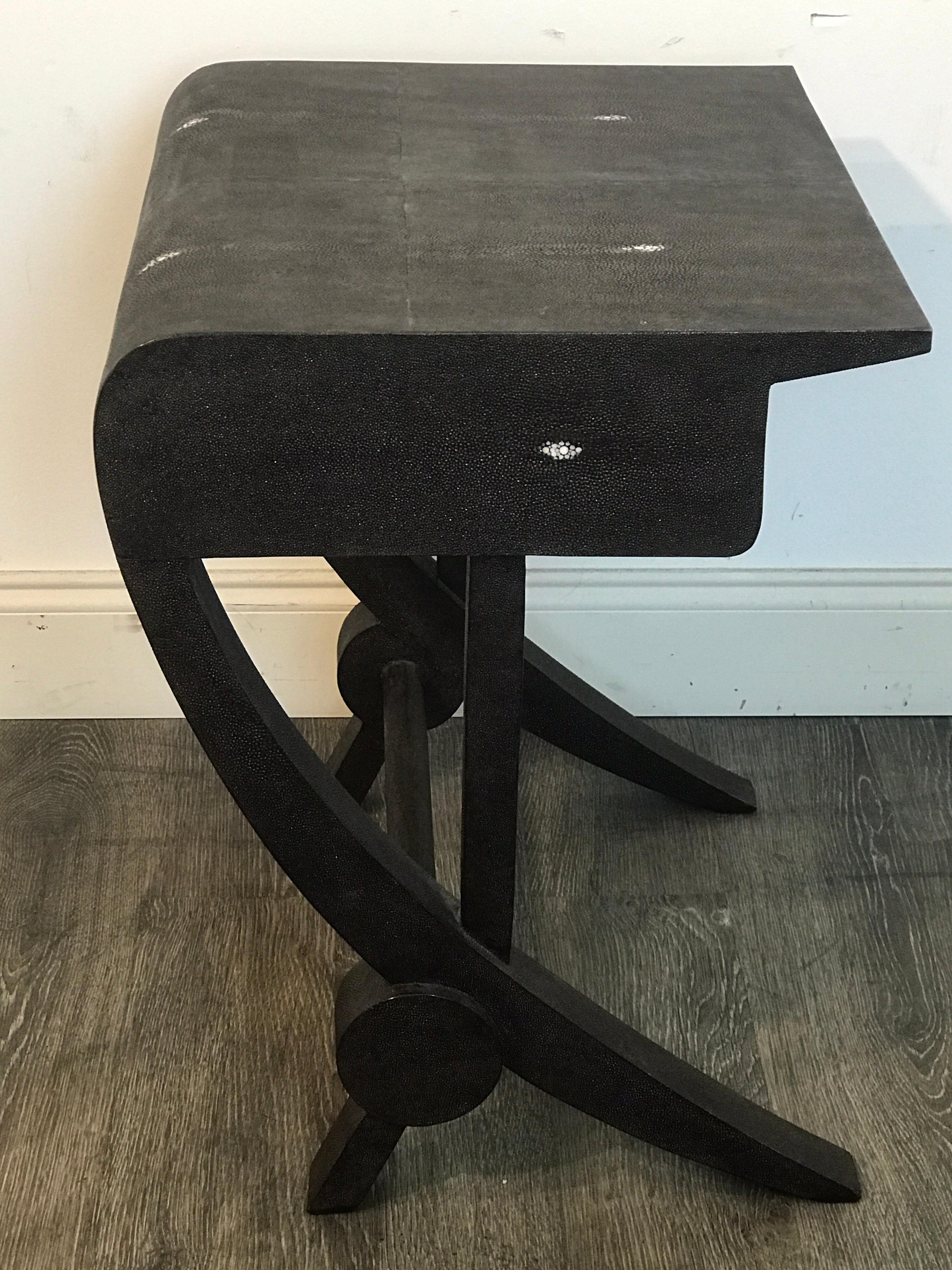 Stunning modern black and white shagreen cantilever end table by R&Y Augousti, fitted with one 4