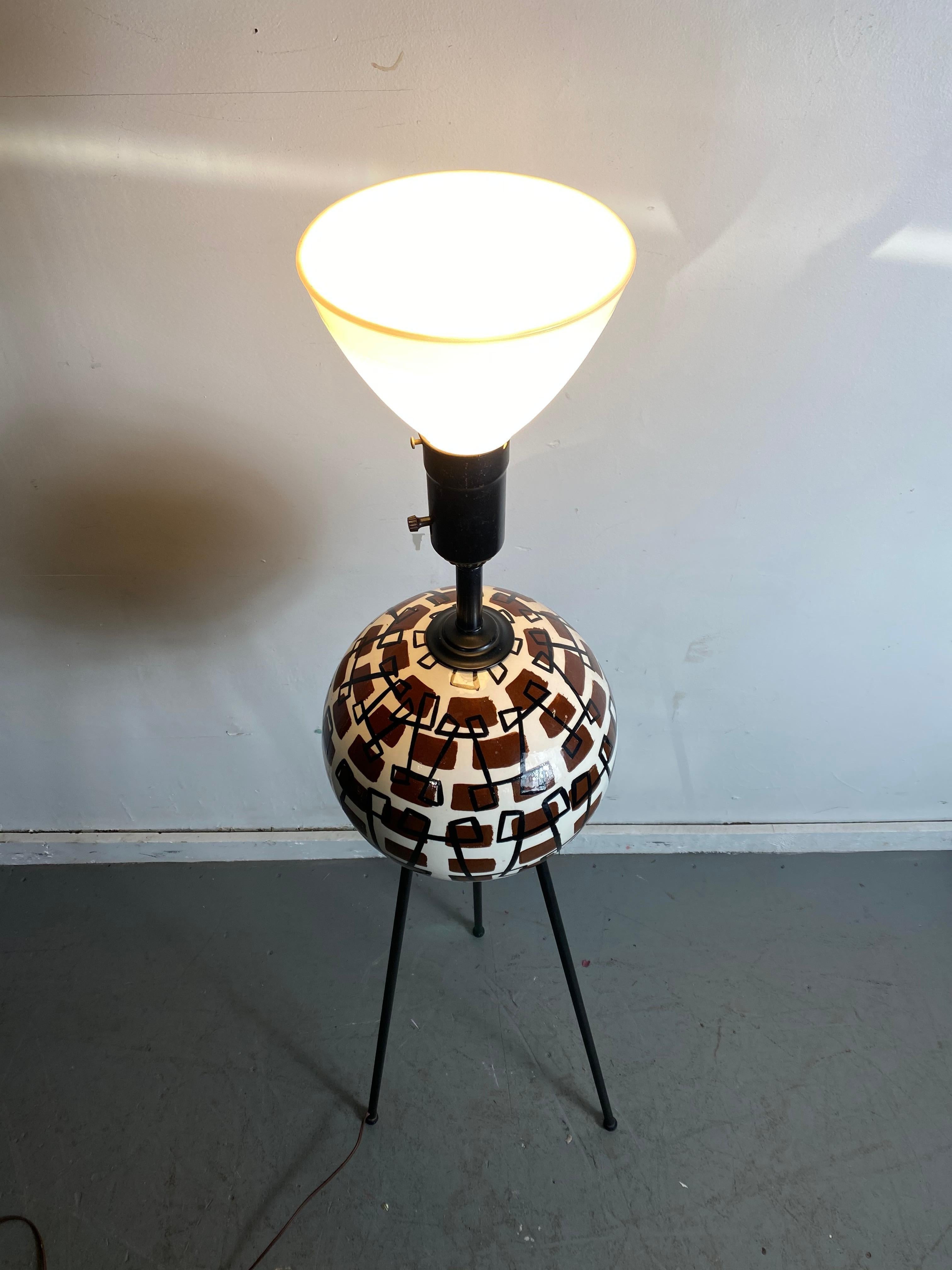 Stunning modernist floor lamp by Tye of California / Angelo Testa, Classic midcentury iron tripod base, wonderful large ceramic pottery ball with Angelo Testa pattern, signed 