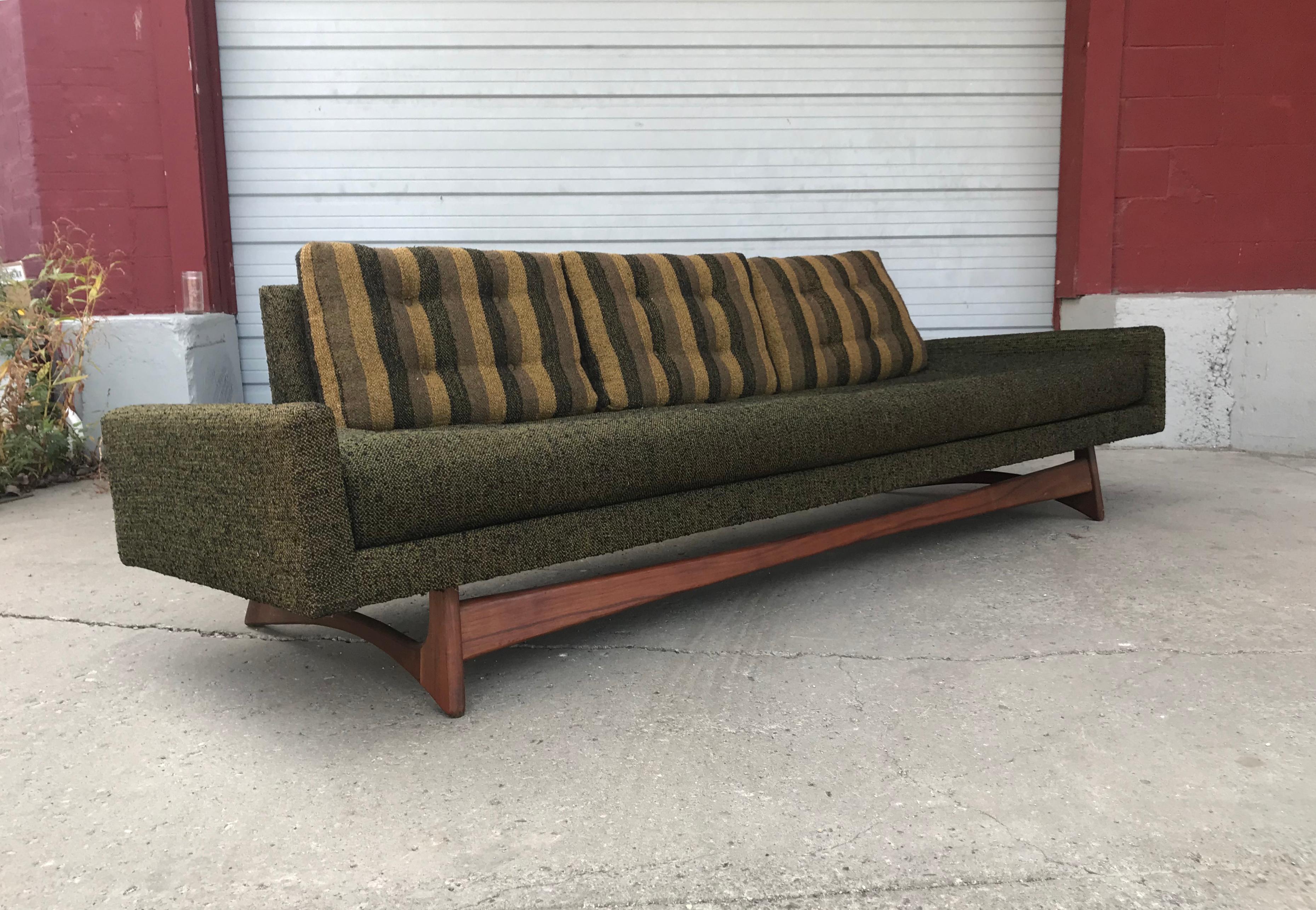 Stunning Modernist Sofa by Adrian Pearsall for Craft Associates In Good Condition In Buffalo, NY