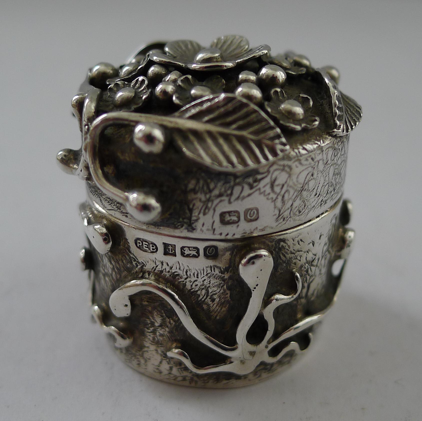 Eine wunderschön gefertigte Dose aus massivem Silber. Der Deckel ist mit einer großen Blume verziert, die von einer Reihe kleinerer Blumen umgeben ist, hübsch wie ein Bild und wunderschön handgefertigt.

Der Deckel passt gut, so dass es eine
