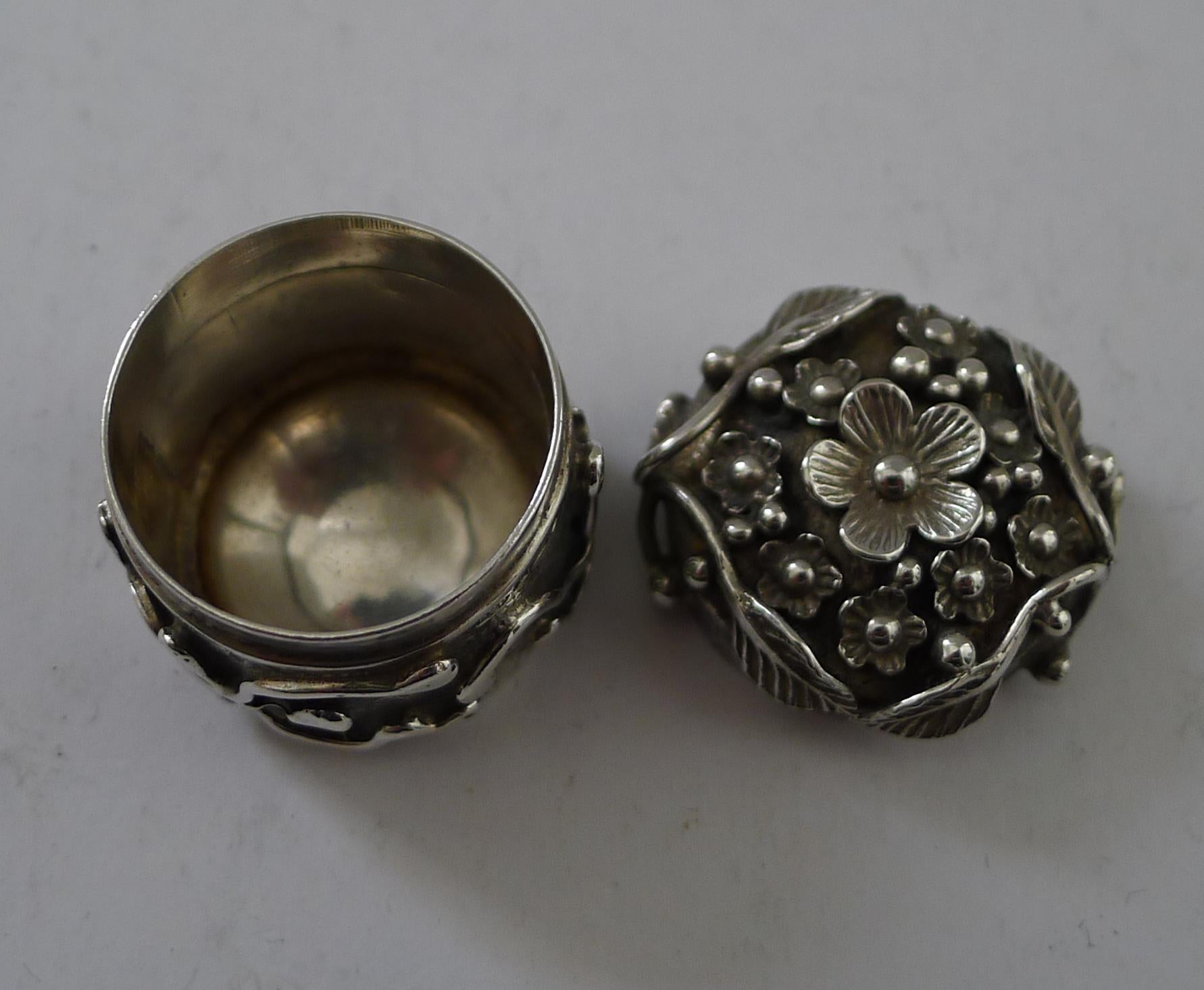 Atemberaubende Modernist Massiv / Sterling Silber Pillendose - 1988 (Ende des 20. Jahrhunderts) im Angebot