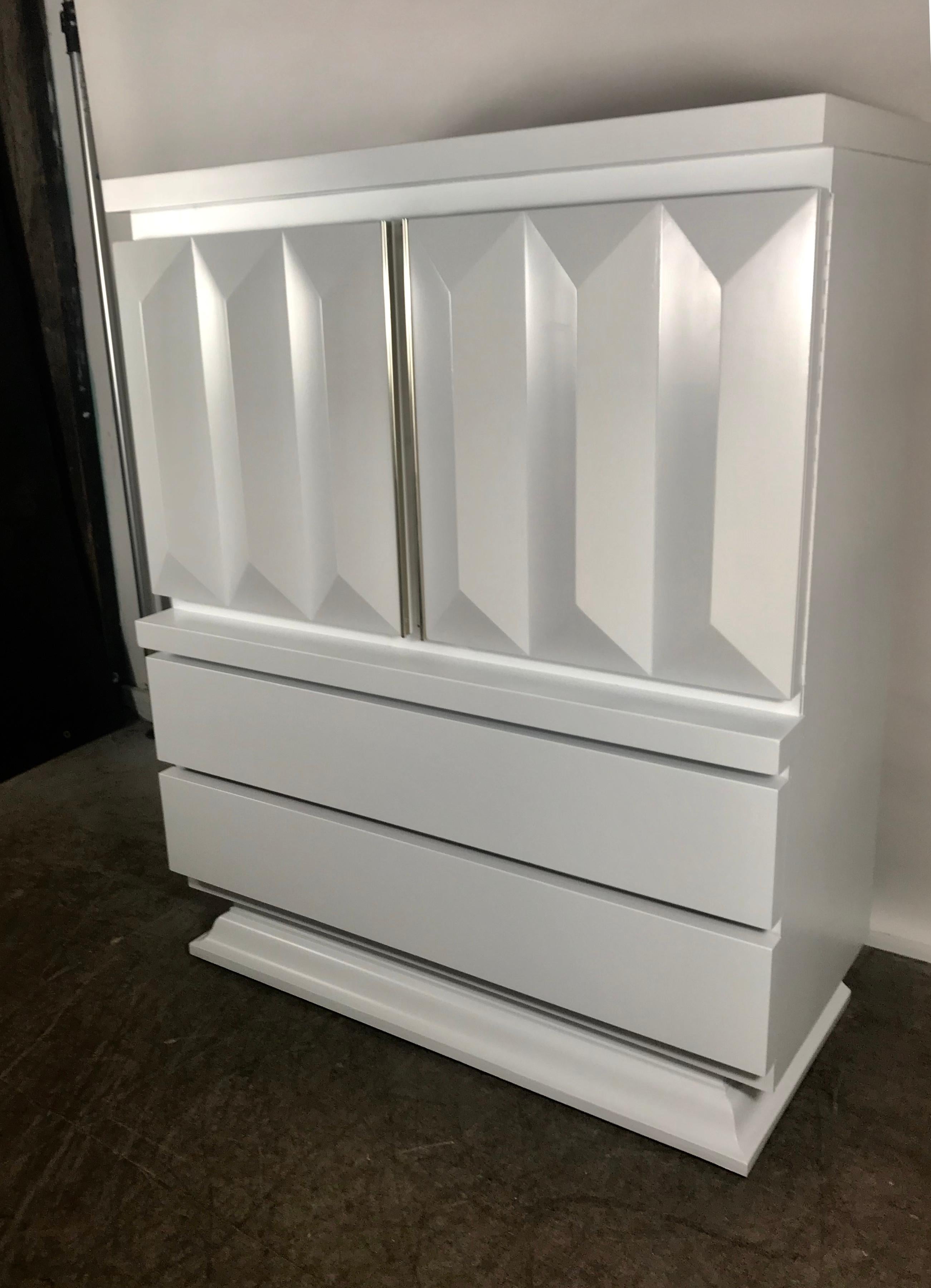 Stunning elegance. Modernist white lacquered chest, sculpted diamond pillar design, two doors open to three drawers over two drawers,, Generous storage,, deep large drawers. Solid blond mahogany wood, recently restored and lacquered. Extremely
