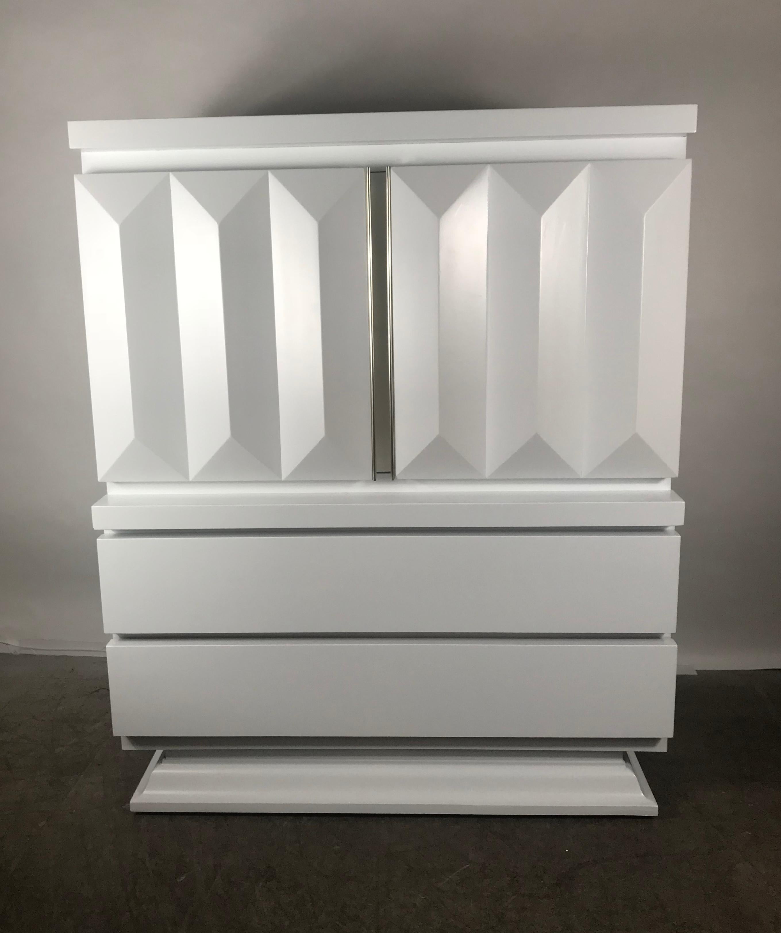 Stunning Modernist White Lacquered Chest, Sculpted Diamond Pillar Design In Excellent Condition In Buffalo, NY