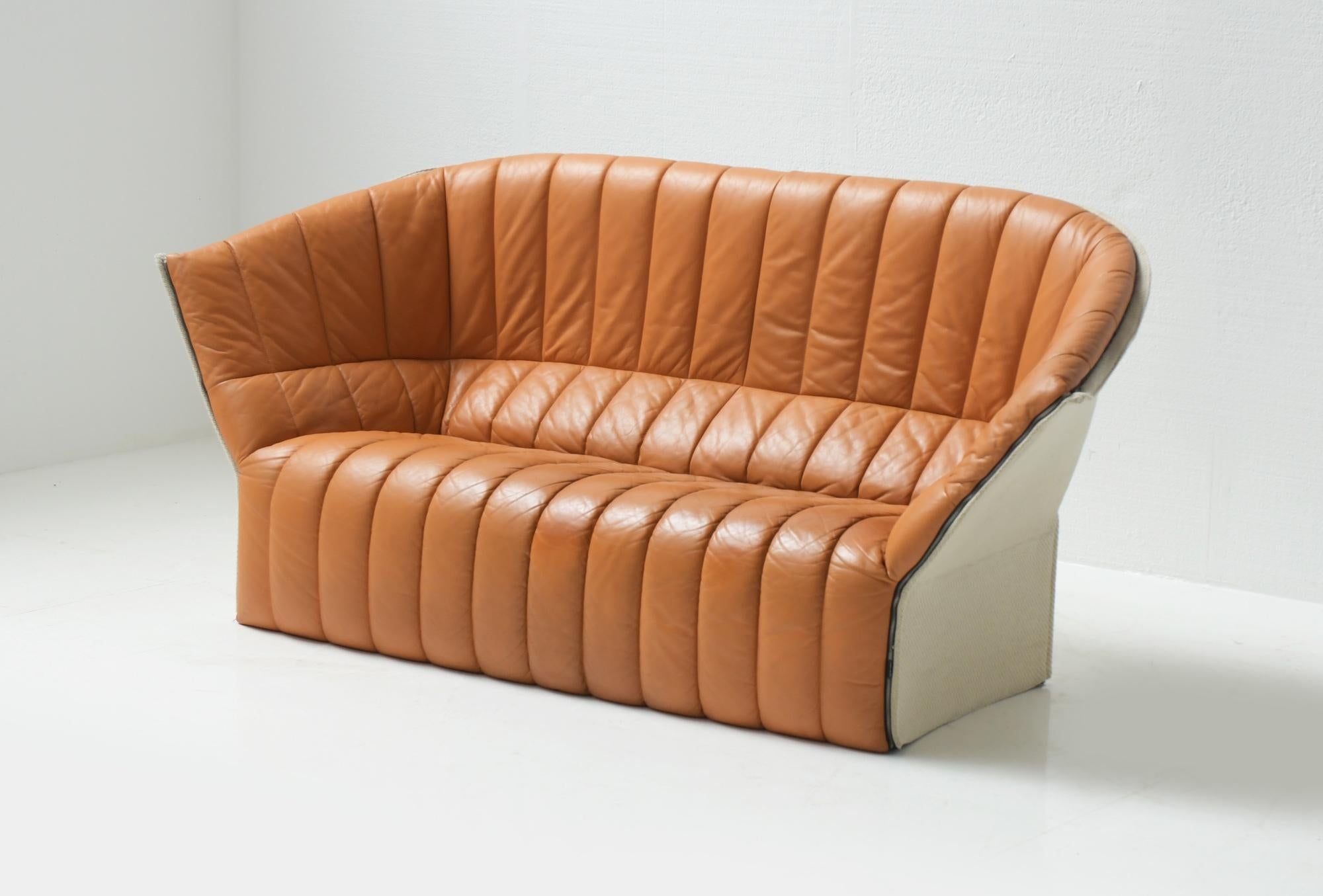 Great Moel sofa : original orange leather & off white wool.
This sofa is a striking piece of contemporary design with a shell-like silhouette,

Very good condition. No damage.